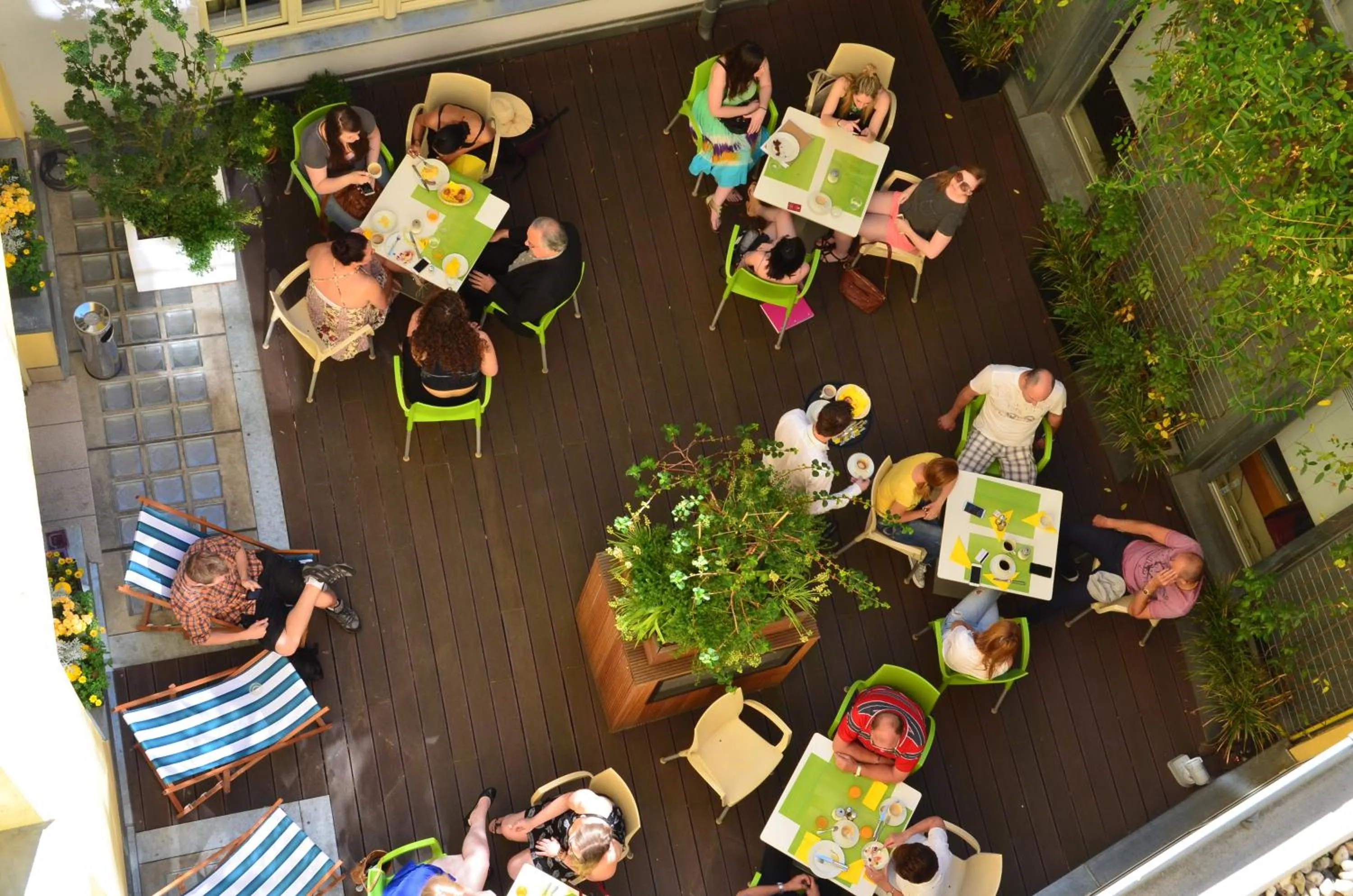 Restaurant/places to eat in Hotel Clement