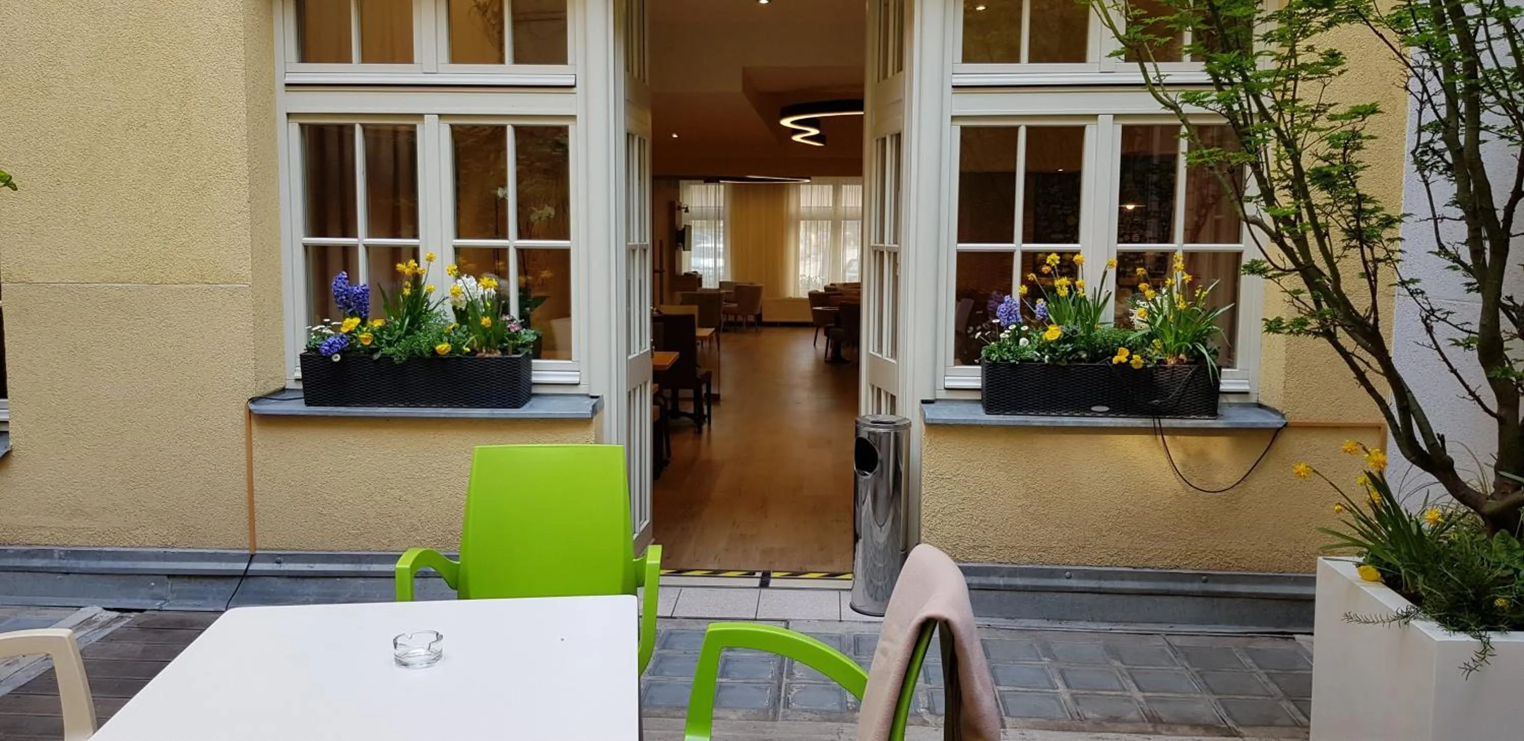 Patio in Hotel Clement