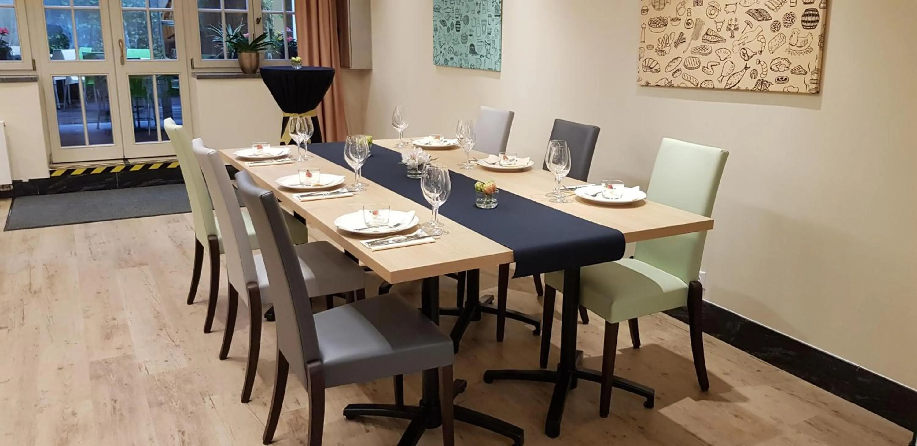 Restaurant/places to eat in Hotel Clement