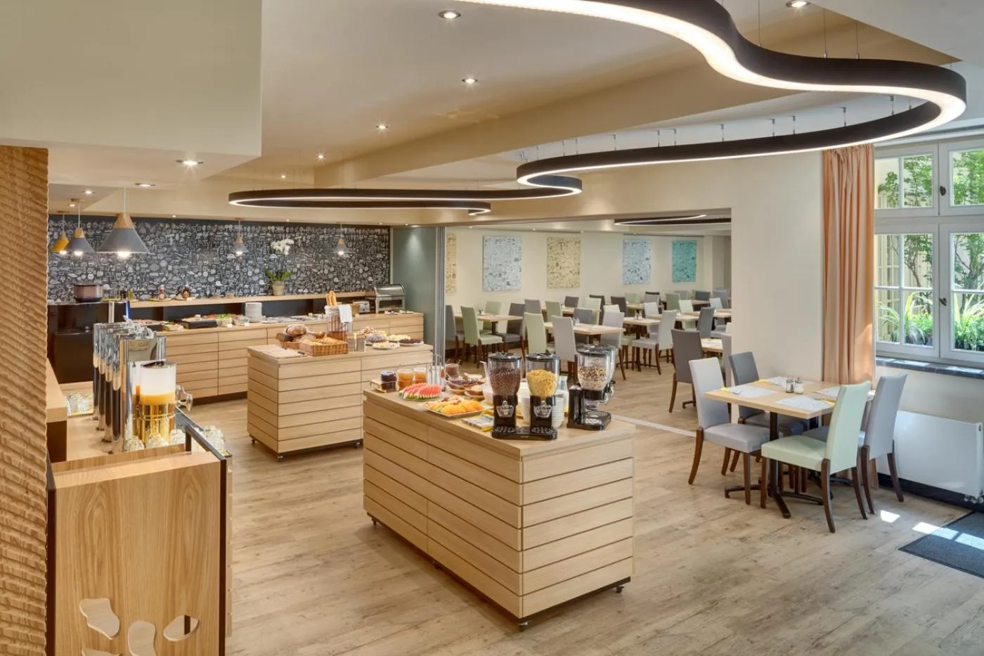 Restaurant/places to eat in Hotel Clement