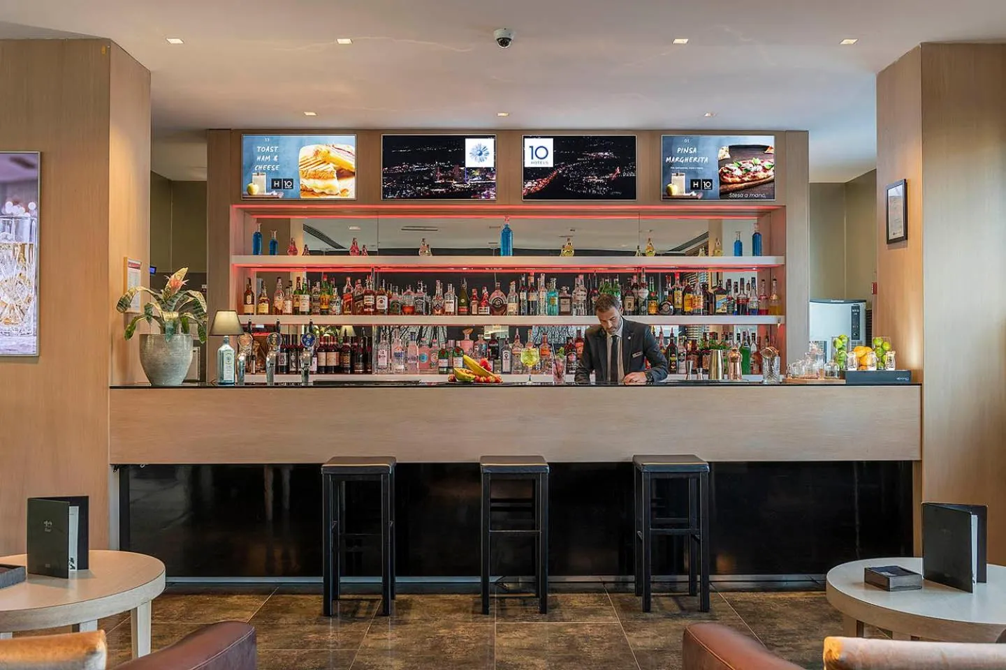 Lounge or bar in H10 Roma Città