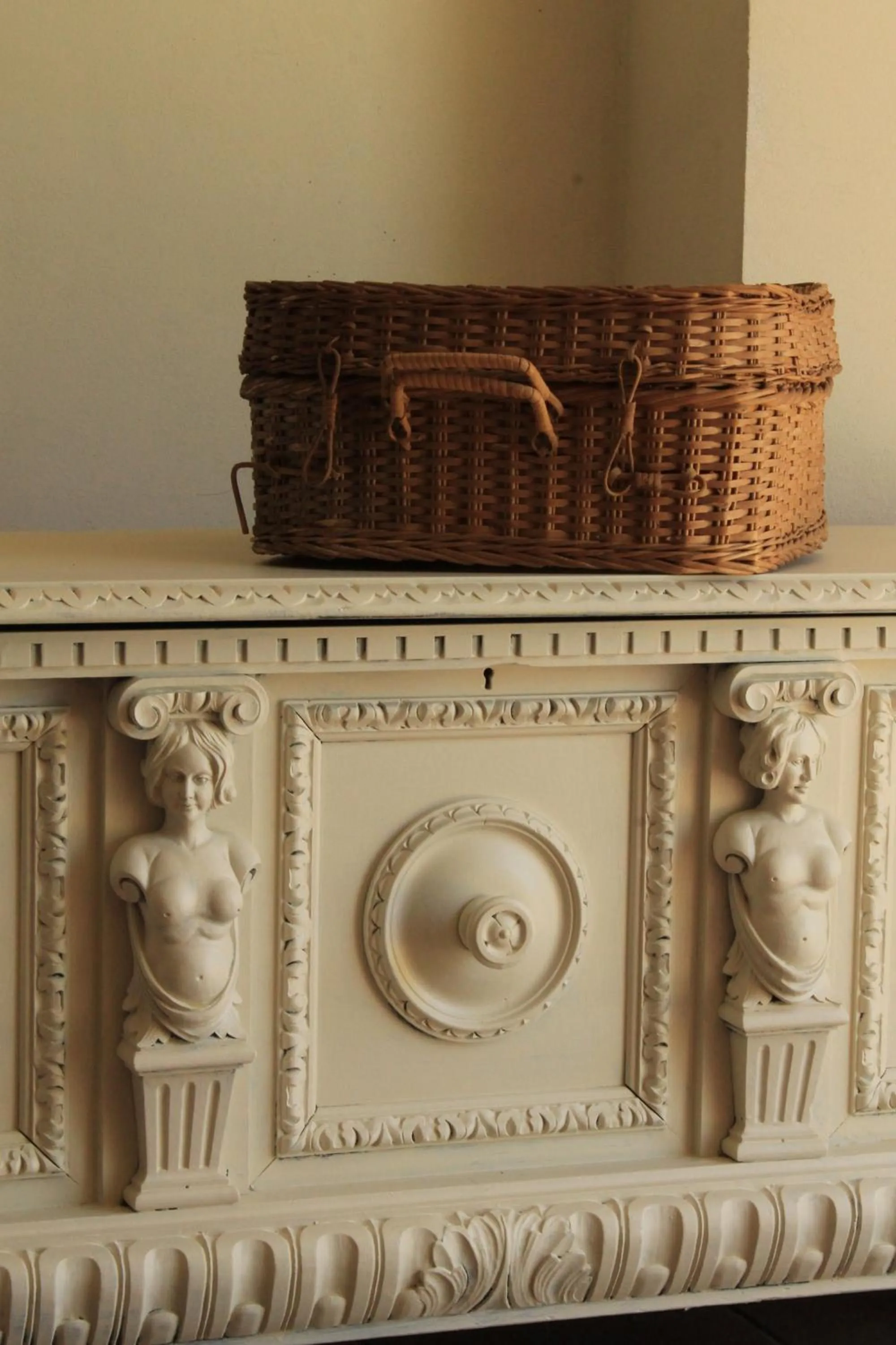 Decorative detail in LA CUCCAGNA DI DON BOSCO - No landlords and neighbours - Absolute privacy!