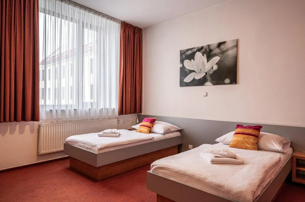 Photo of the whole room, Bed in Ruby Blue