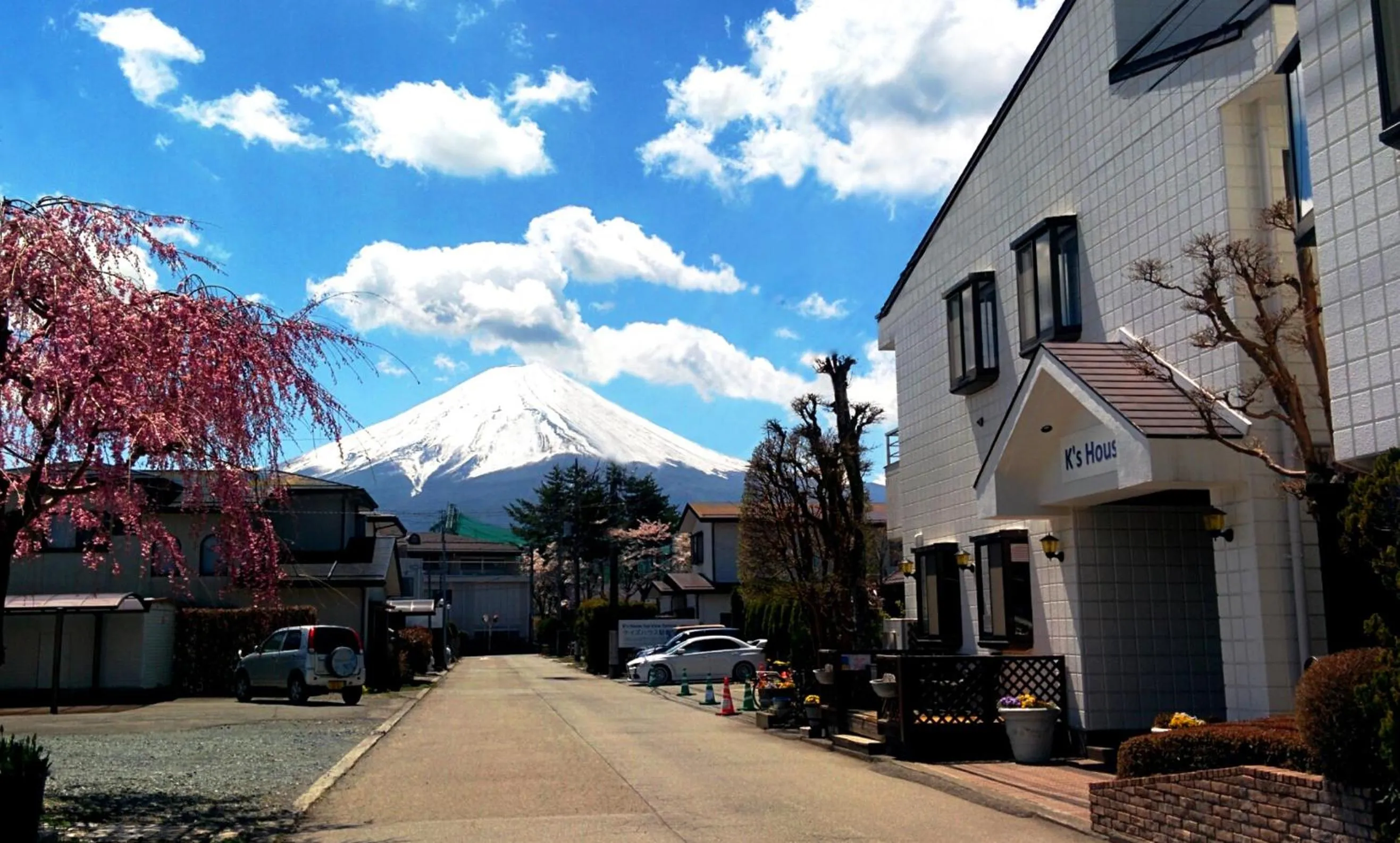 Facade/entrance in K's House Fuji View - Travelers Hostel