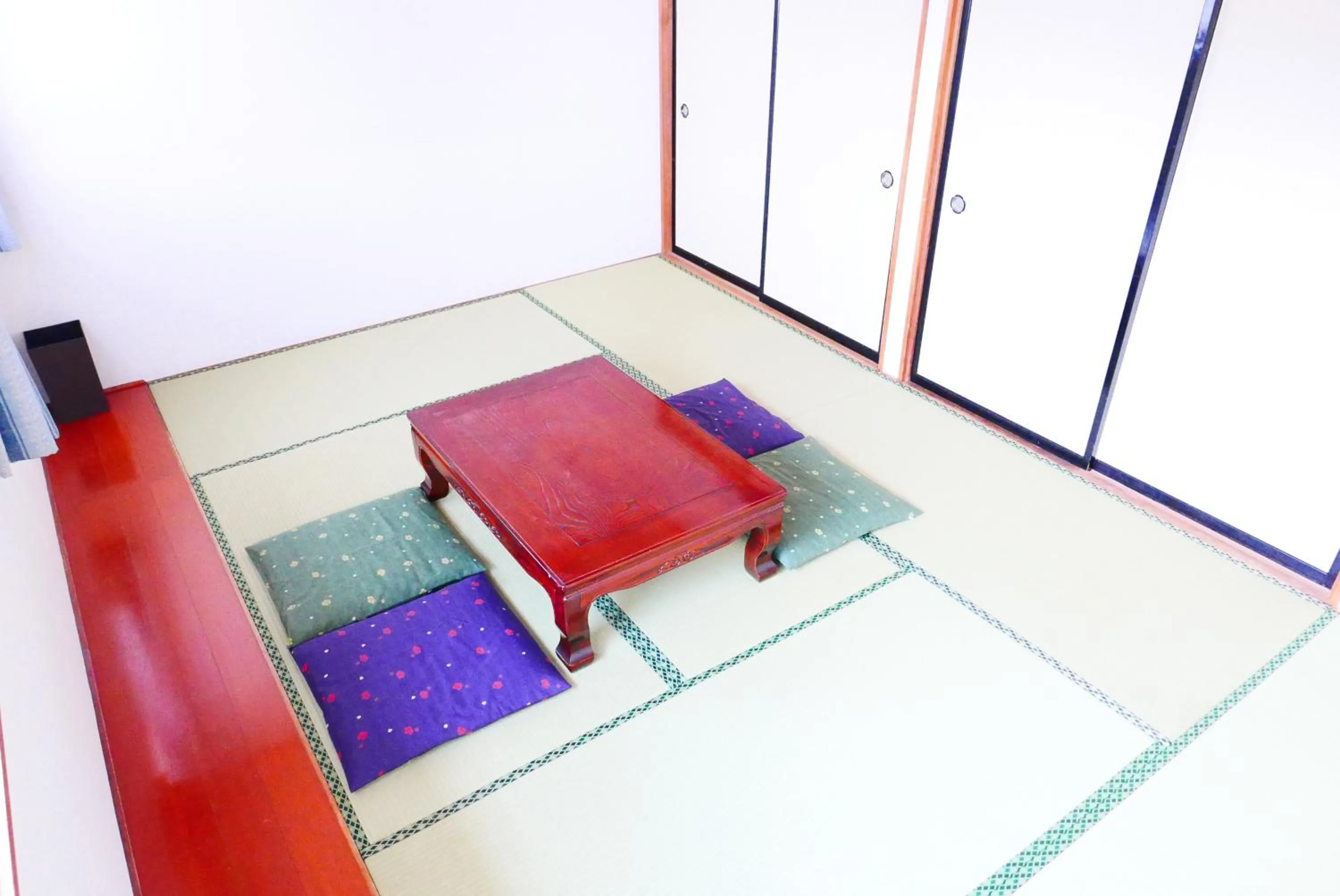 Photo of the whole room in K's House Fuji View - Travelers Hostel