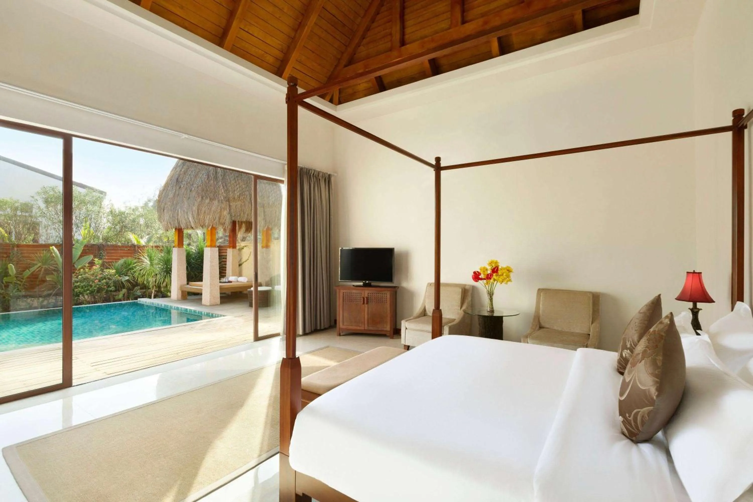 Bed, Pool View in Wyndham Maoming