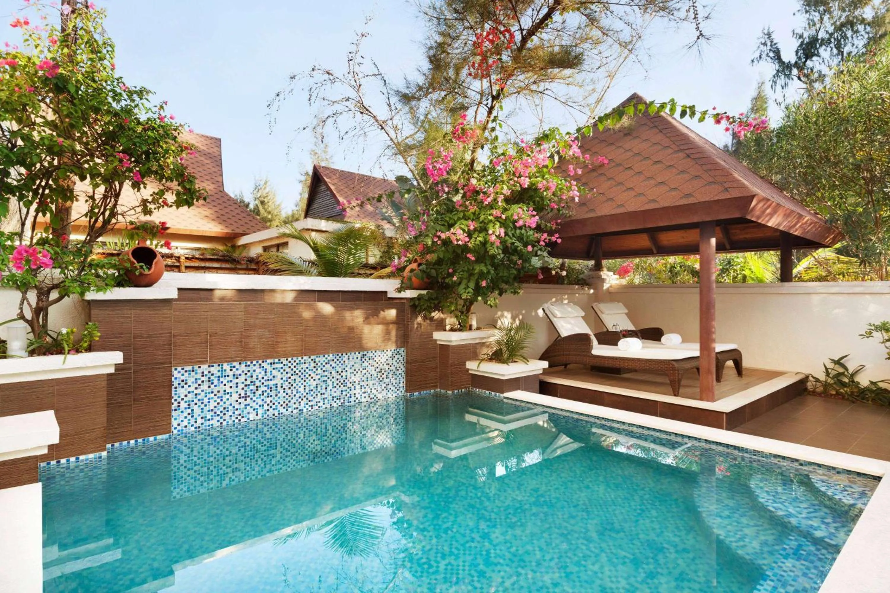 Bed, Swimming Pool in Wyndham Maoming