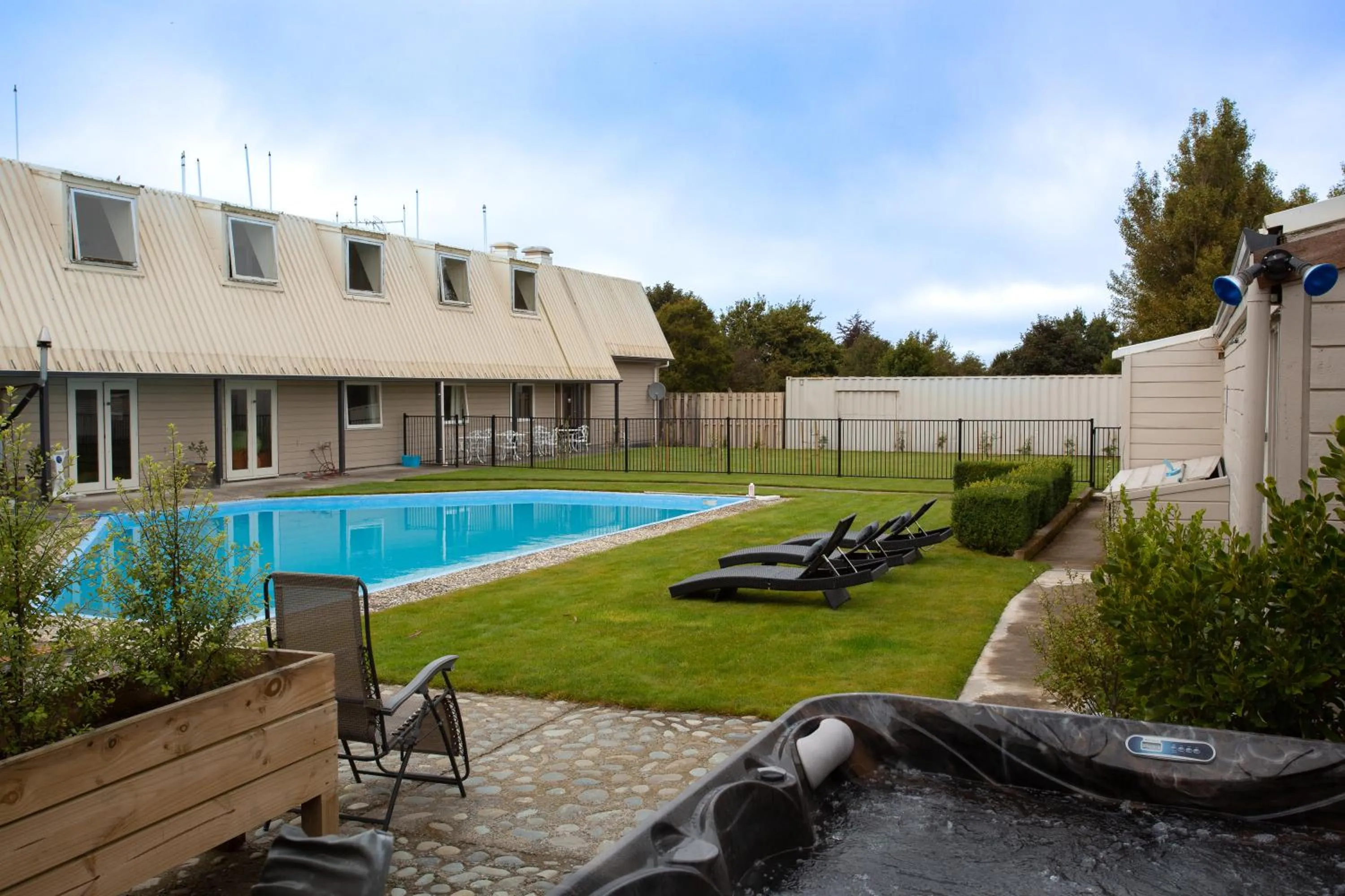 Swimming pool in Southern Cross Lodge Methven