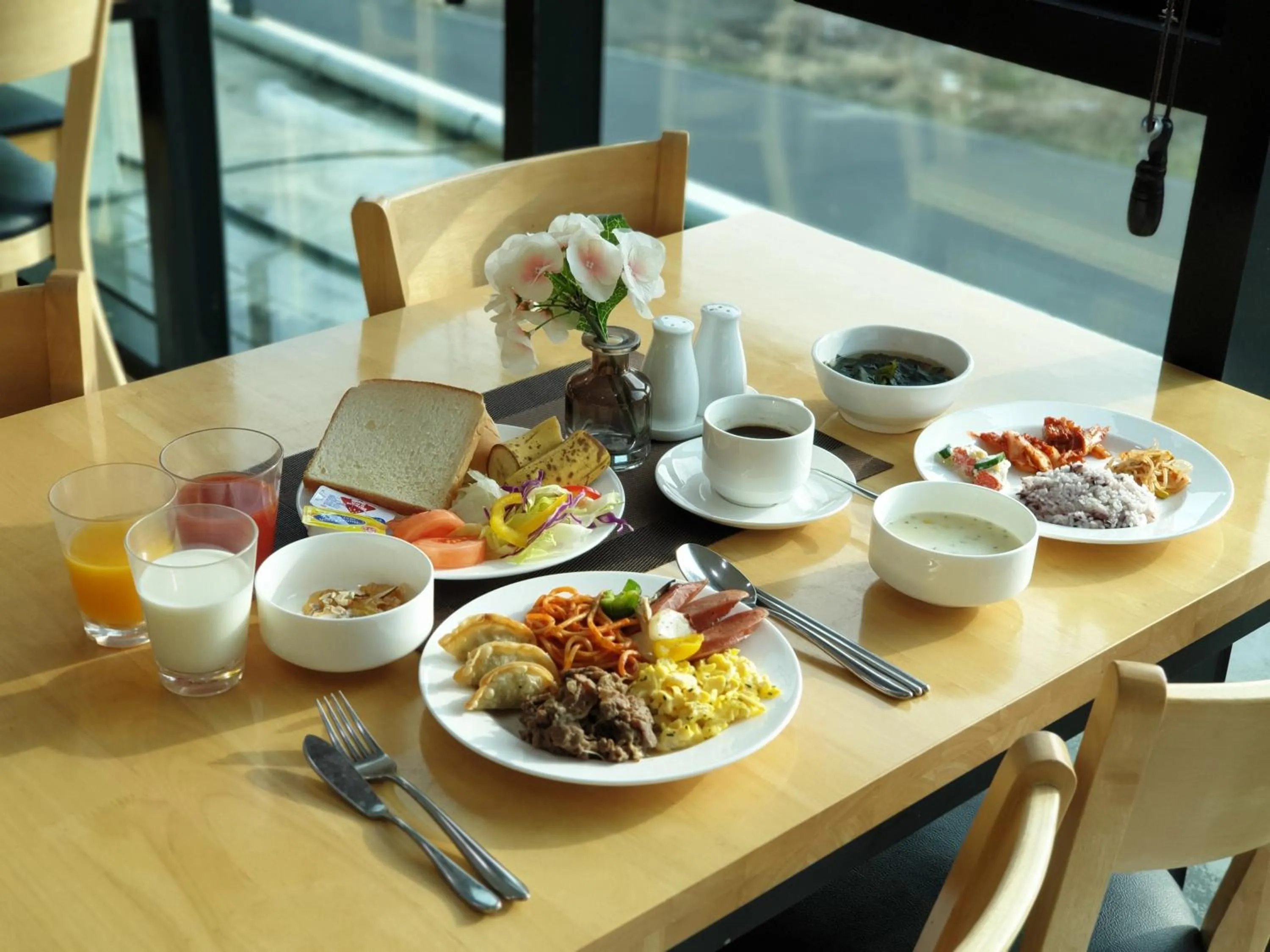 Restaurant/places to eat in Pool and Villa Sorang