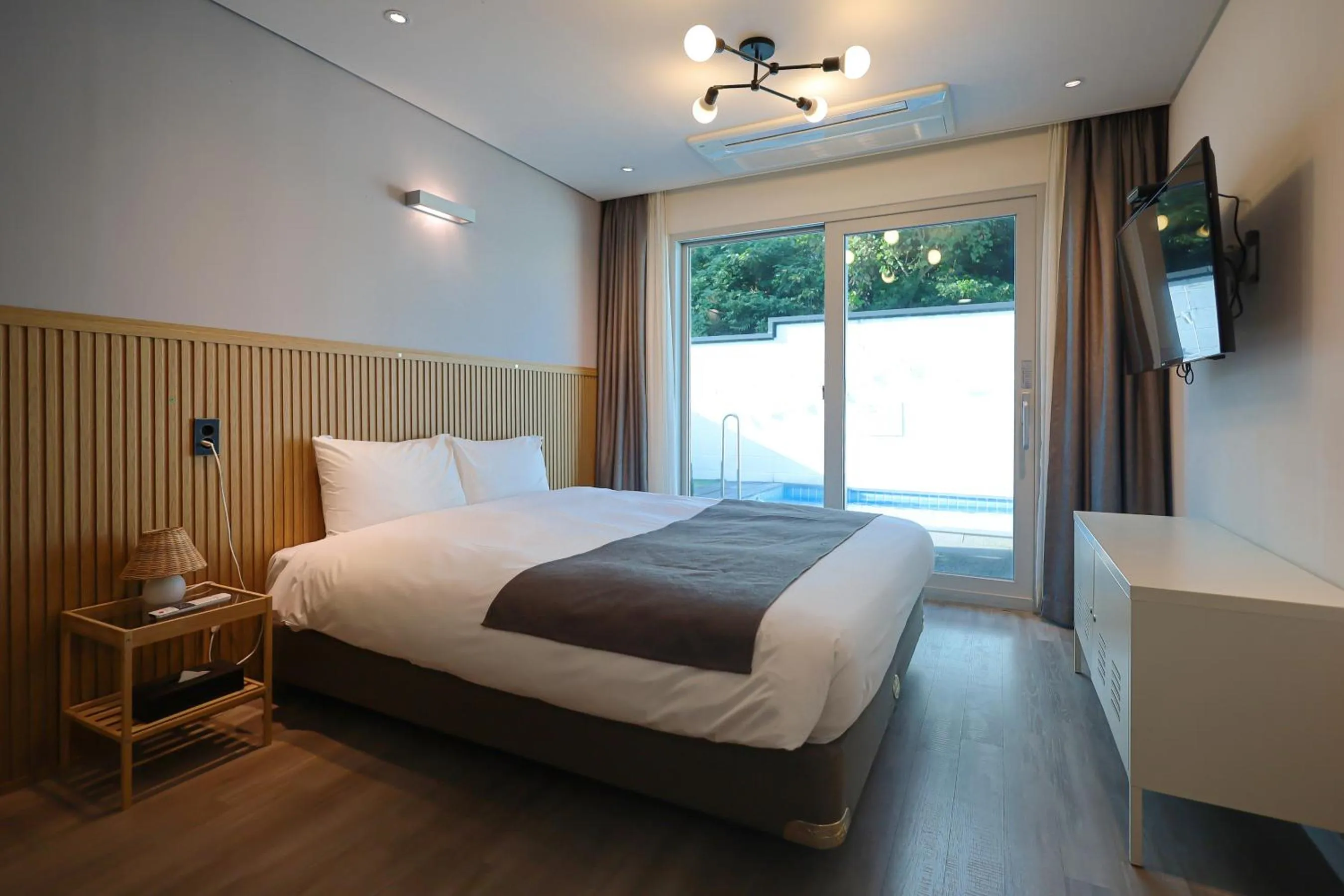 Photo of the whole room, Bed in Pool and Villa Sorang