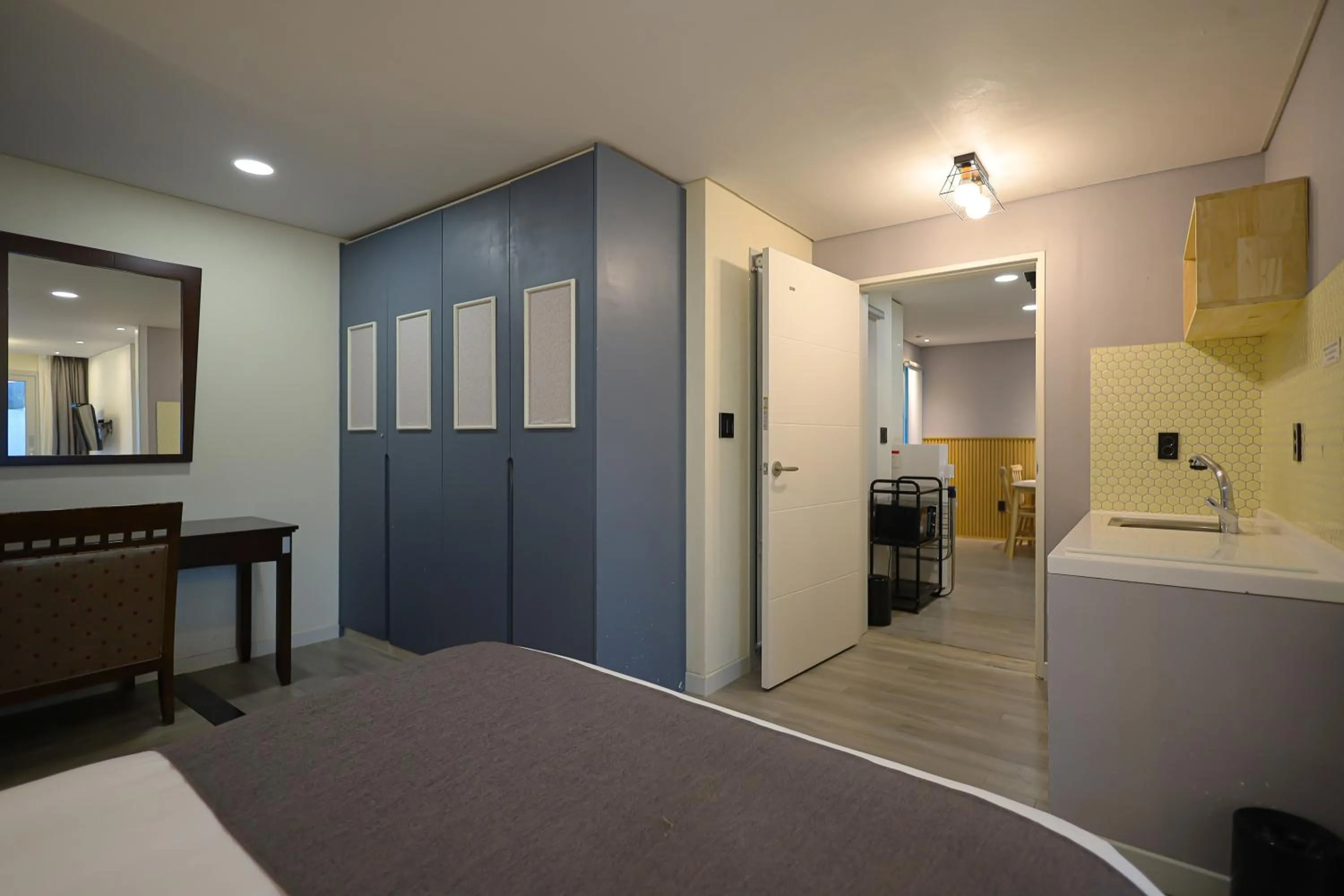 Photo of the whole room, Bed in Pool and Villa Sorang