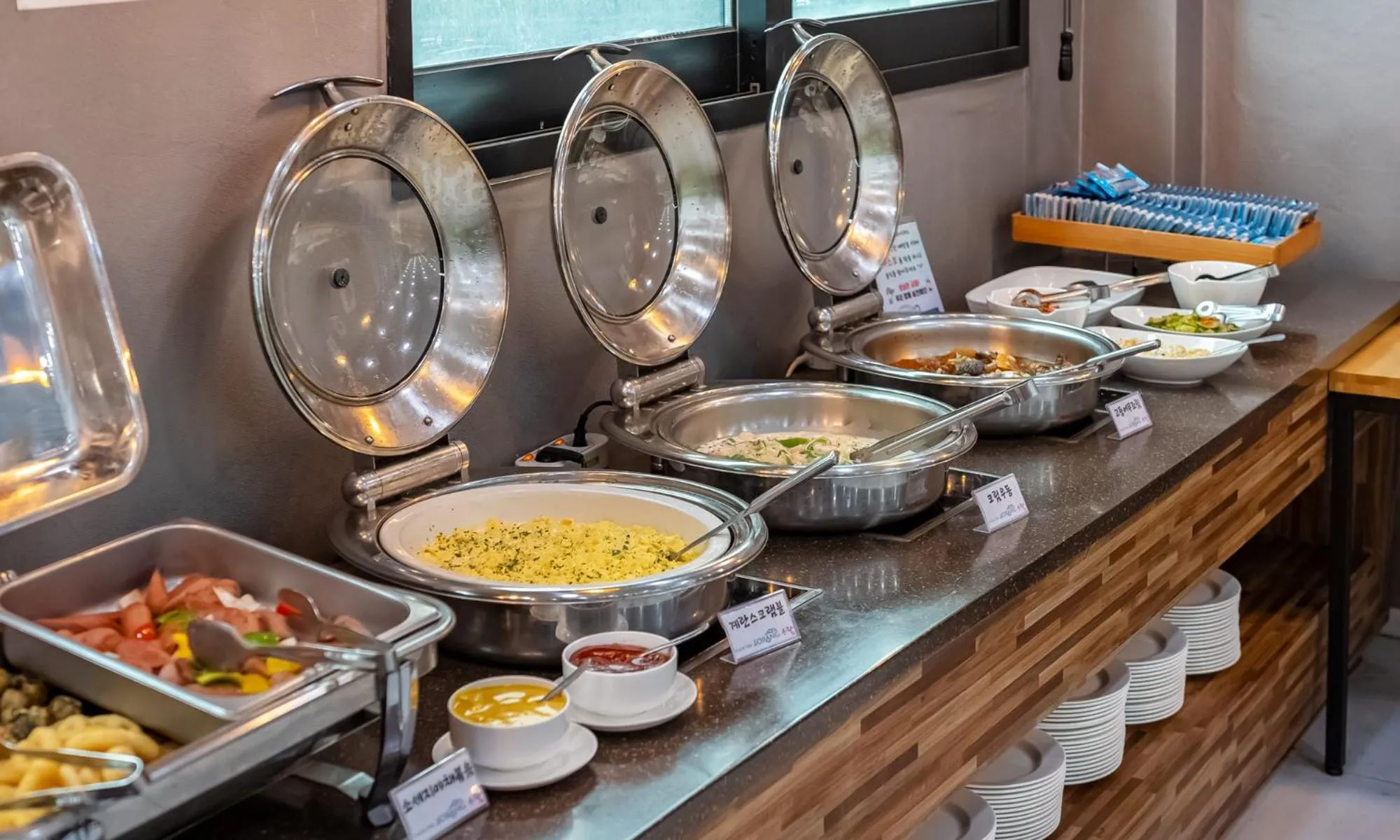 Restaurant/places to eat in Pool and Villa Sorang