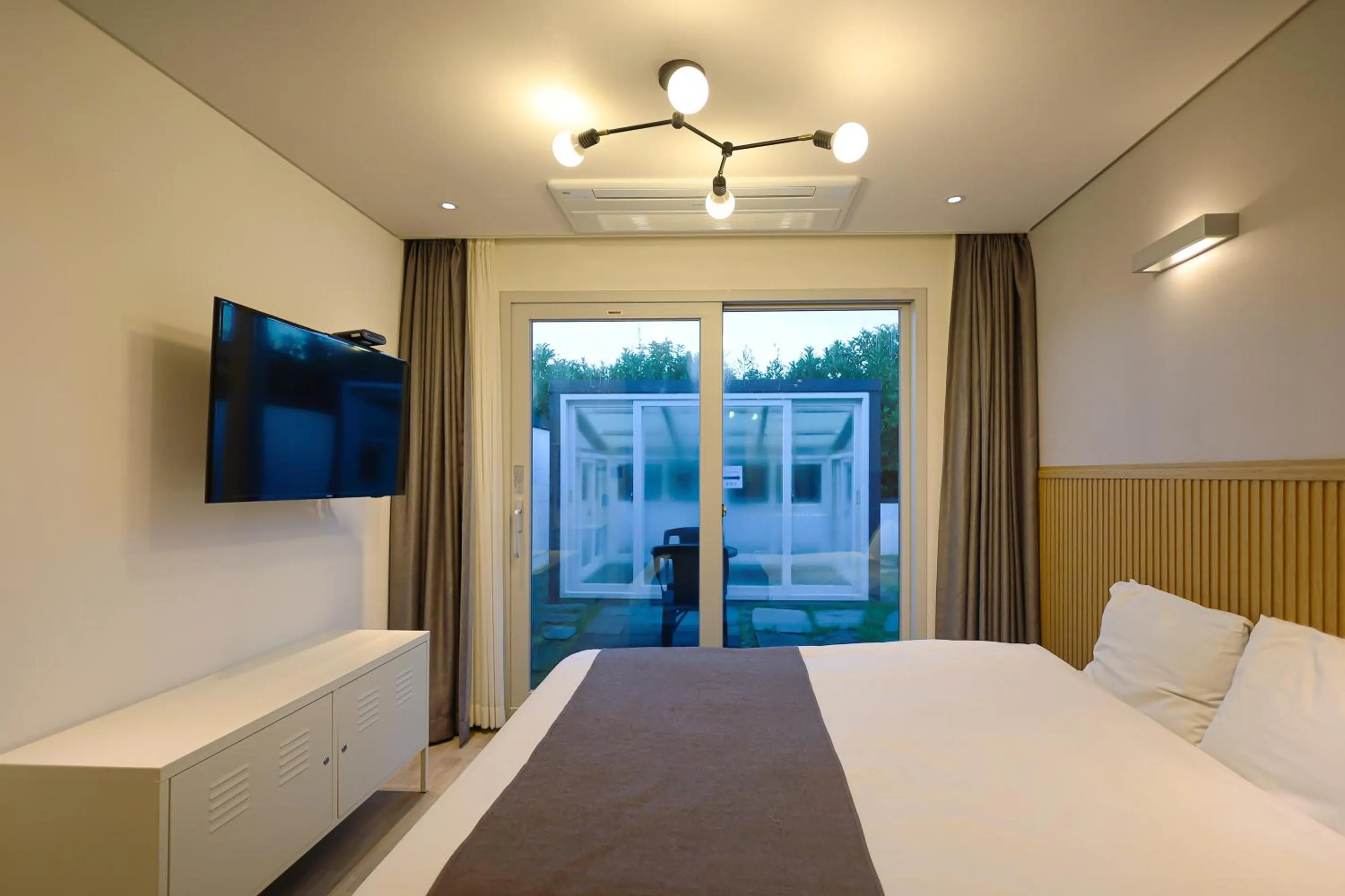 Photo of the whole room, Bed in Pool and Villa Sorang