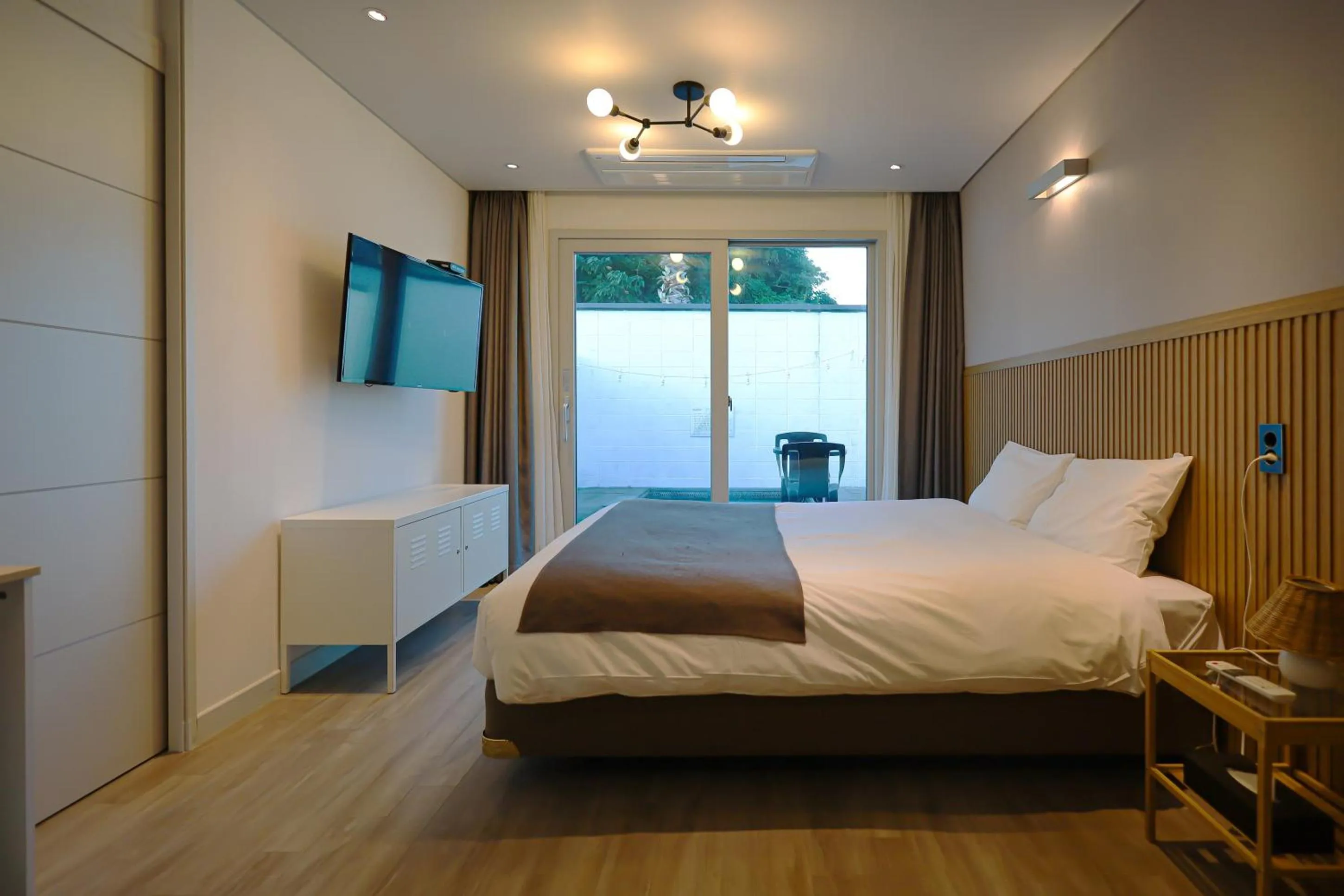 Photo of the whole room, Bed in Pool and Villa Sorang