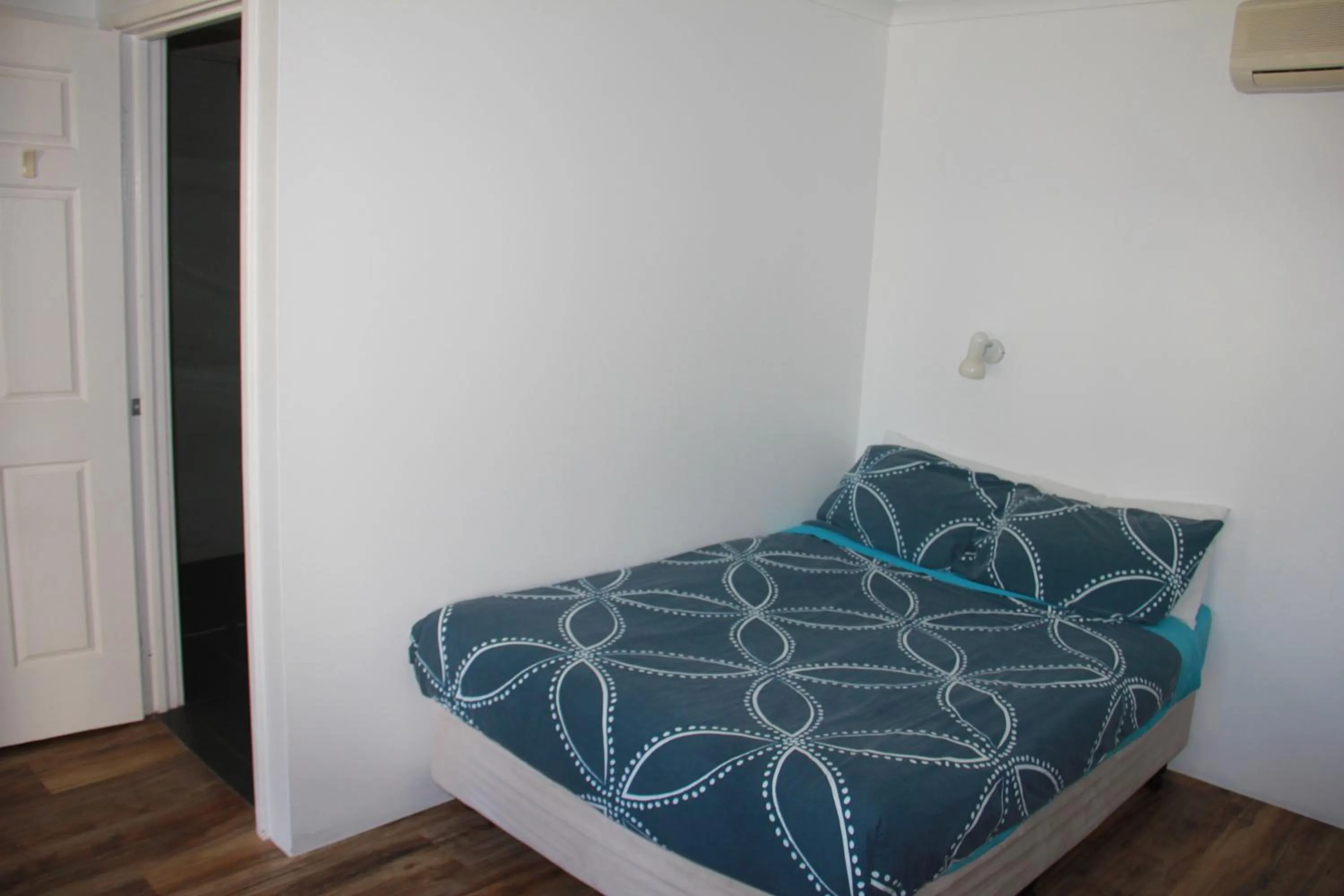 Bed in Busselton Ithaca Motel