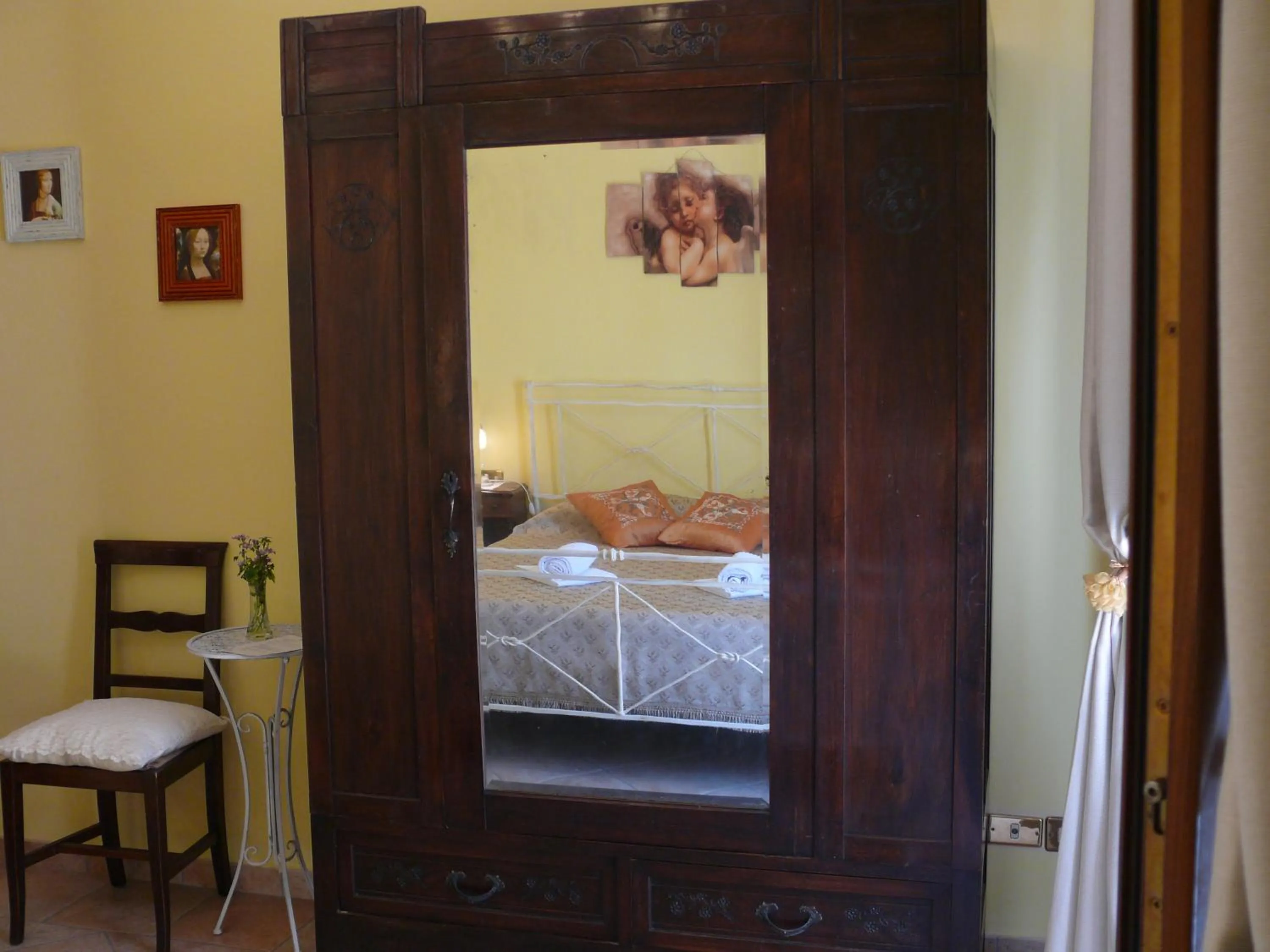 Bedroom, Bed in Antica Bottega di Vinci