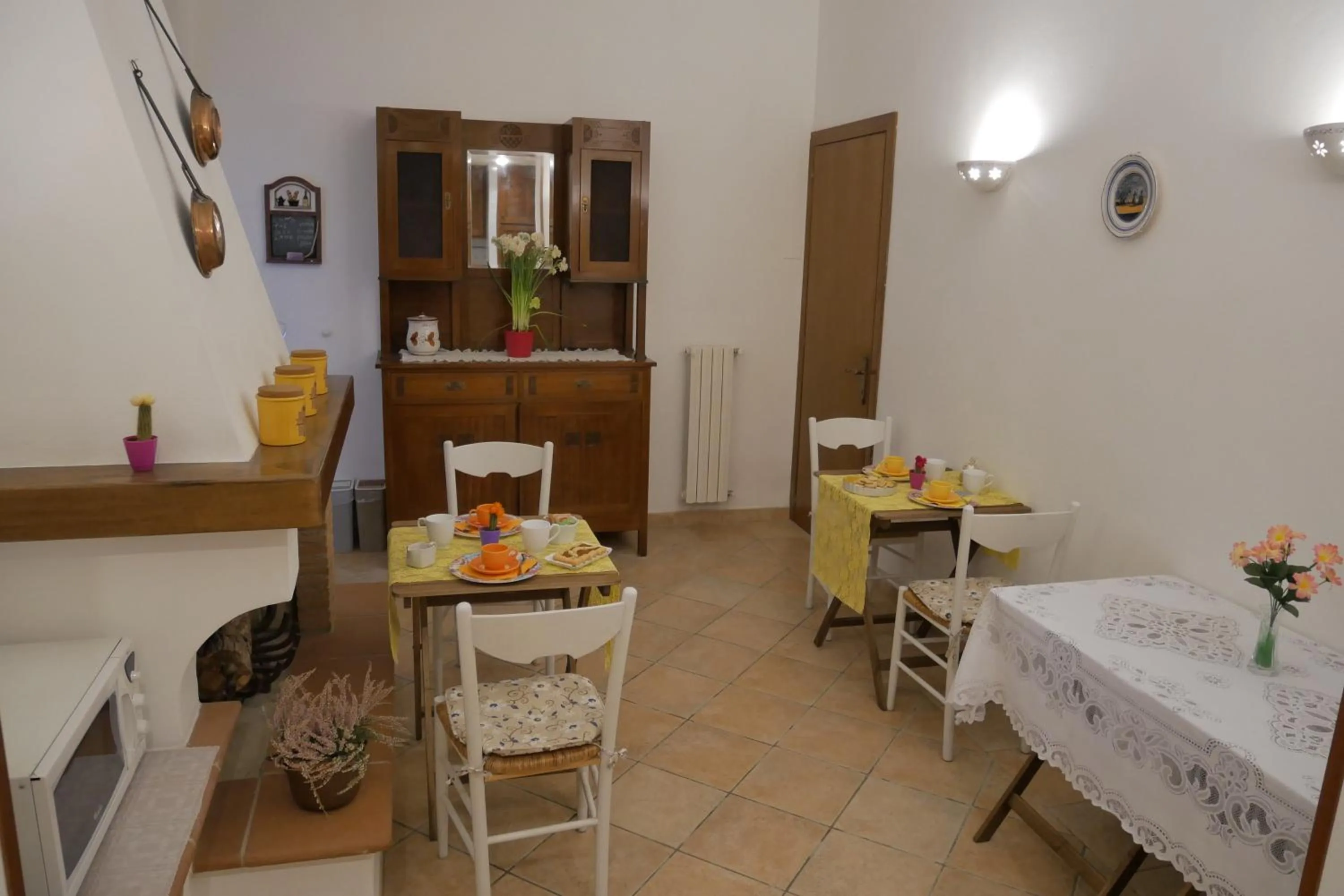 Communal kitchen in Antica Bottega di Vinci