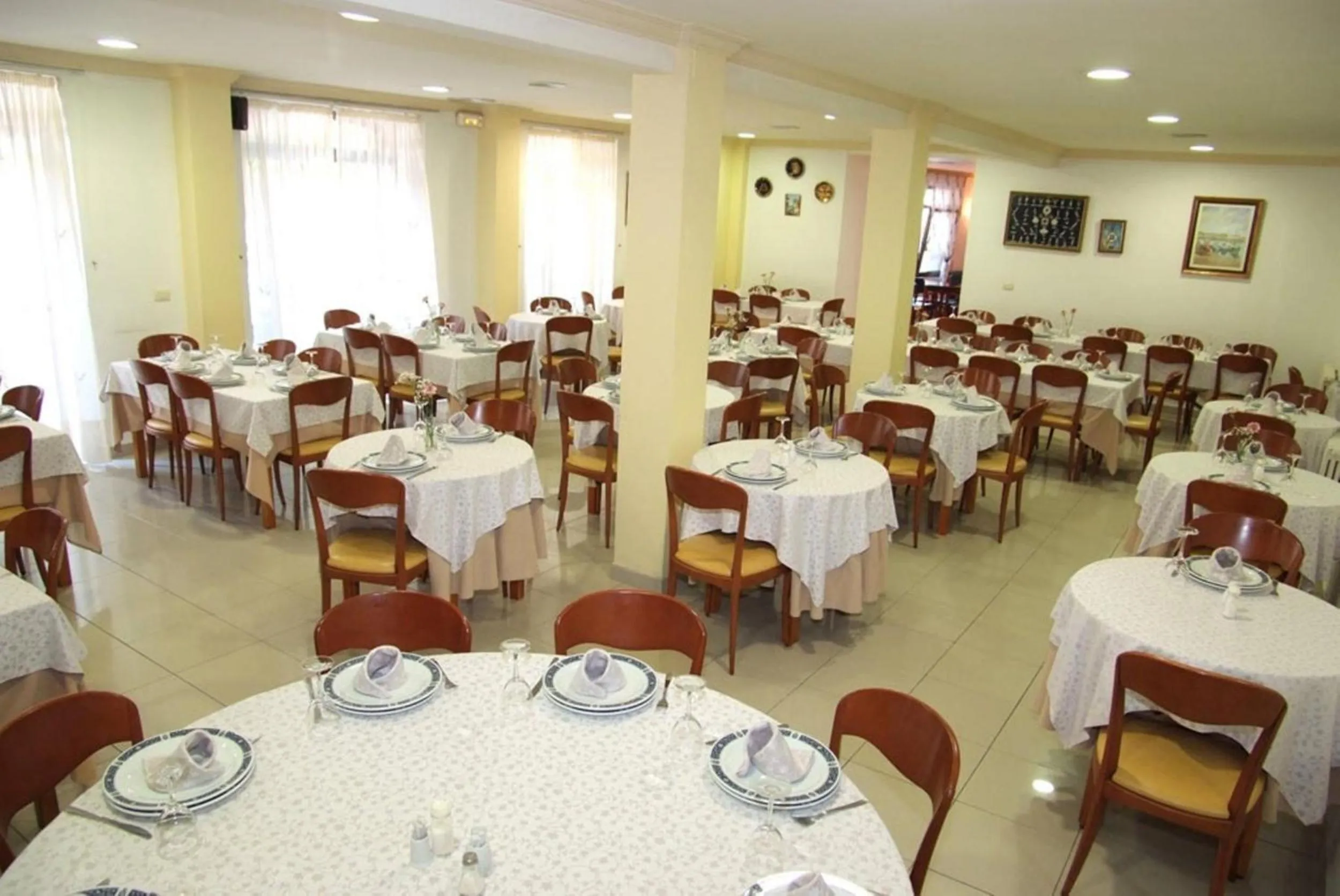 Restaurant/places to eat in Hotel La Noyesa *** Superior