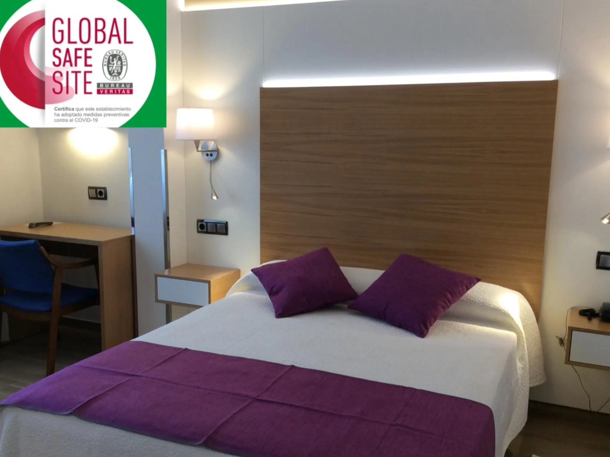 Photo of the whole room, Bed in Hotel La Noyesa *** Superior