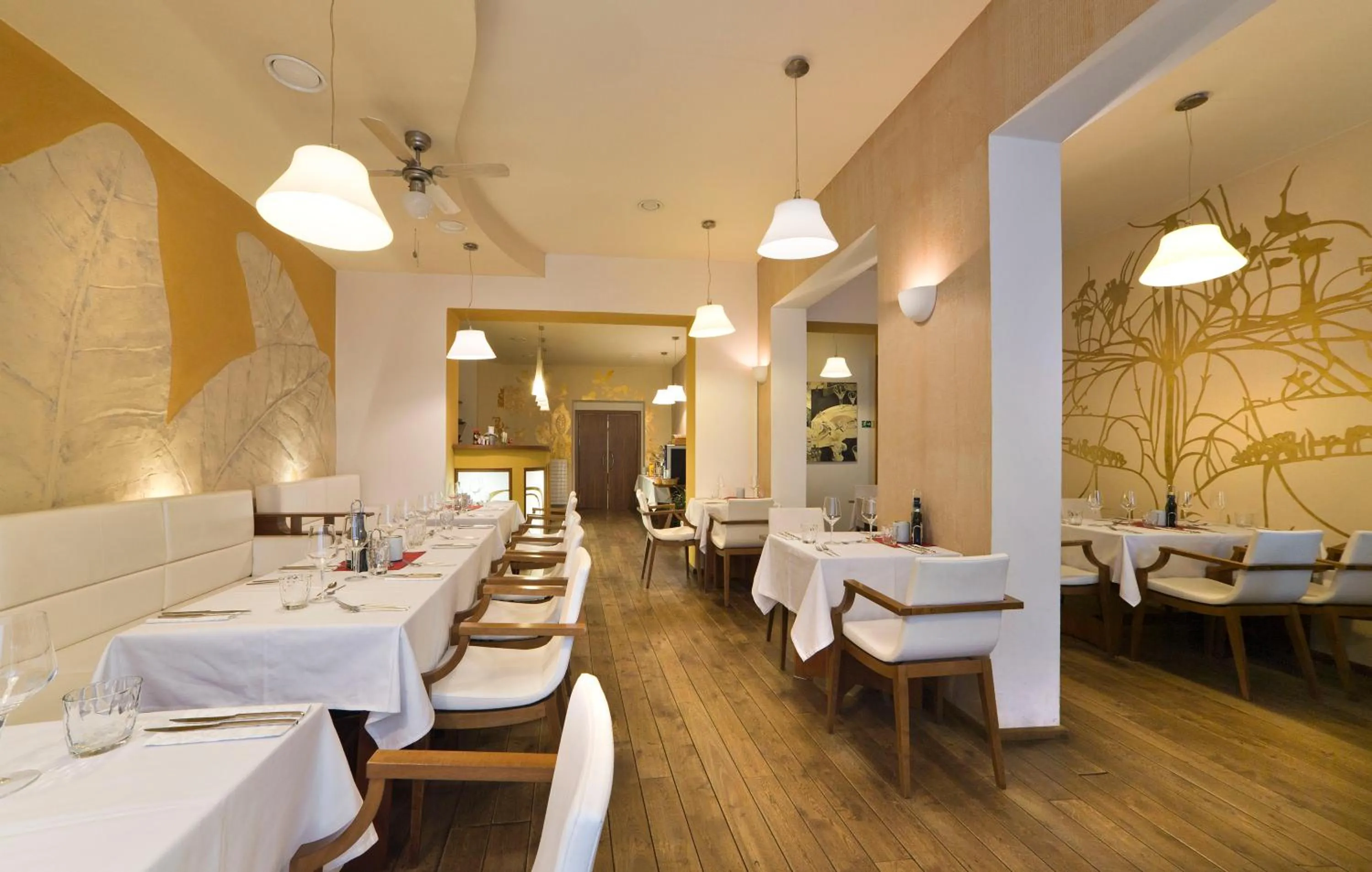 Restaurant/places to eat in Hotel Art