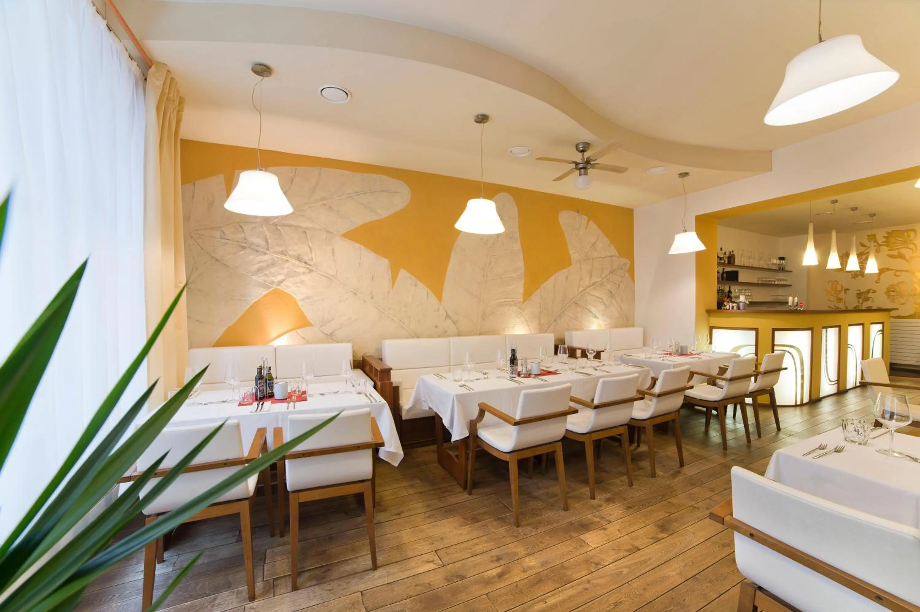 Restaurant/places to eat in Hotel Art