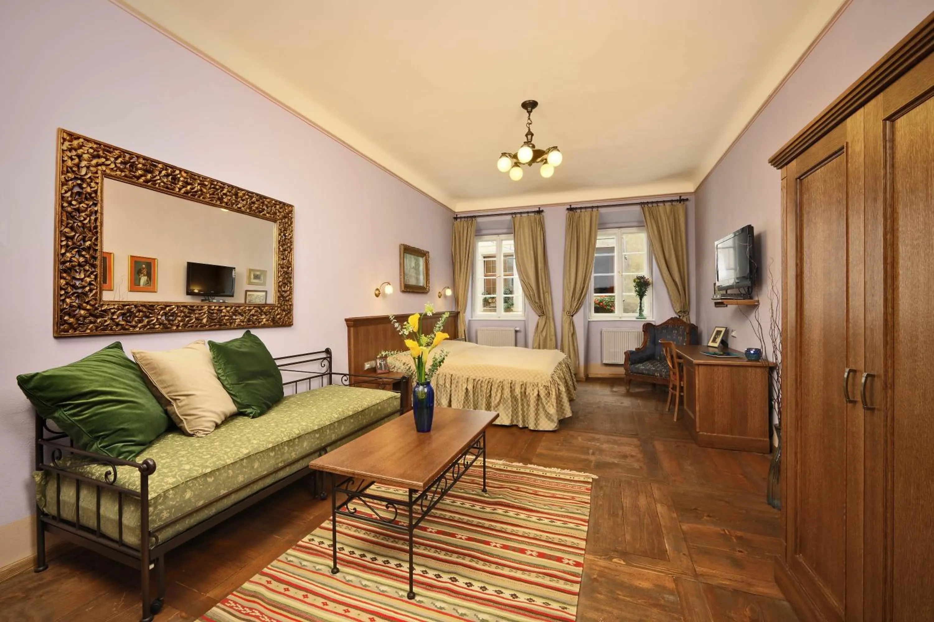 Photo of the whole room in Hotel Edward Kelly