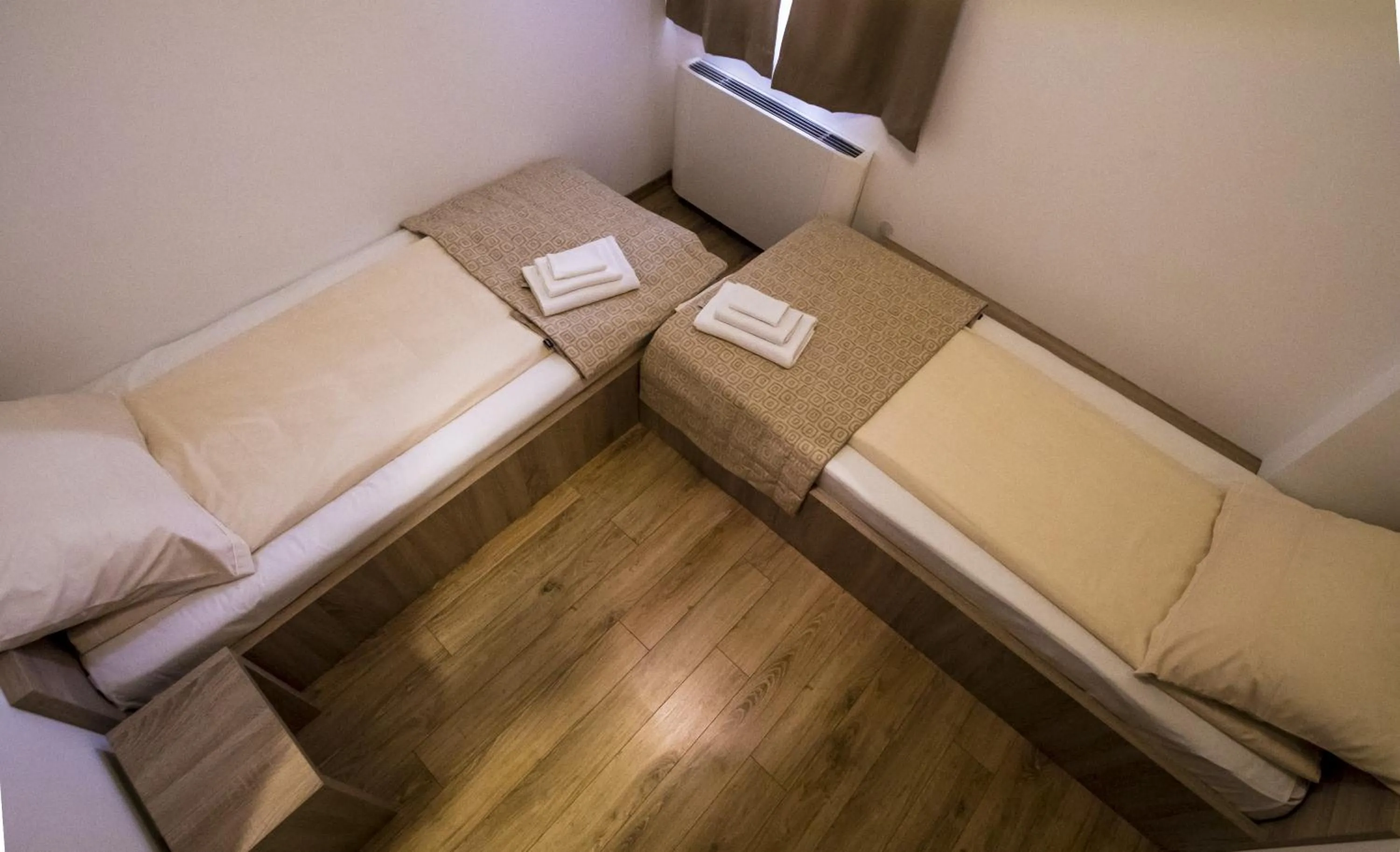 Budget Twin Room in Hotel Logavina 8 Garage Parking