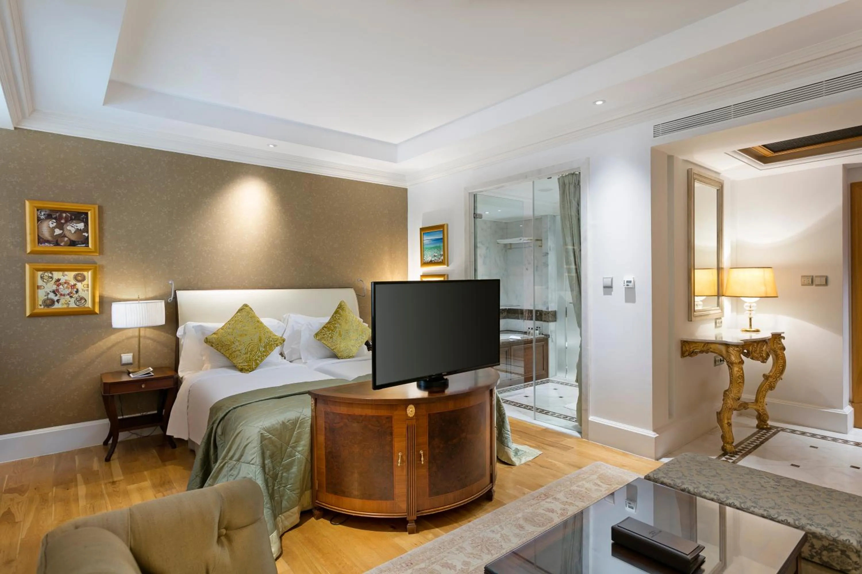 Photo of the whole room, Bed in Titanic Mardan Palace