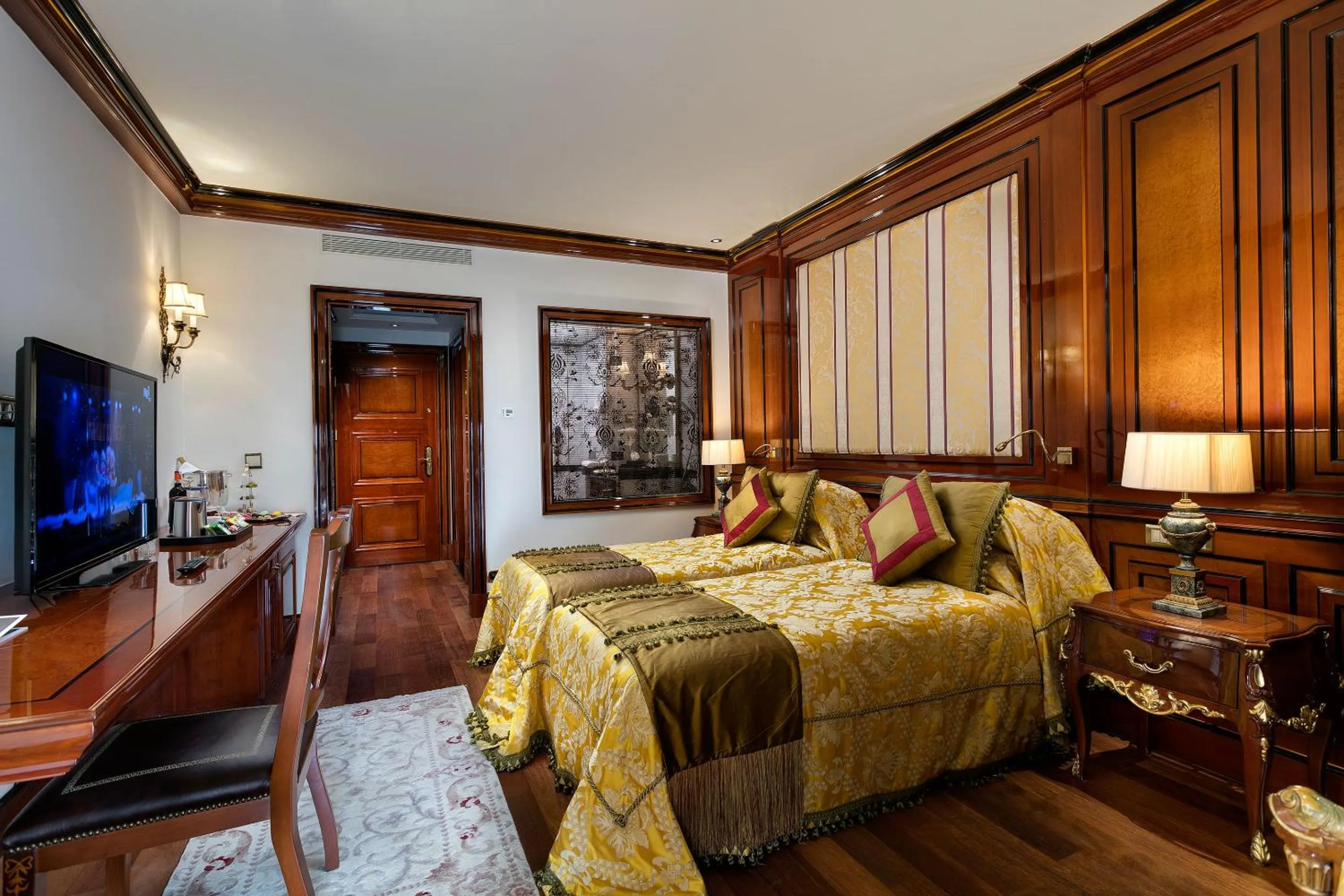 Photo of the whole room, Bed in Titanic Mardan Palace