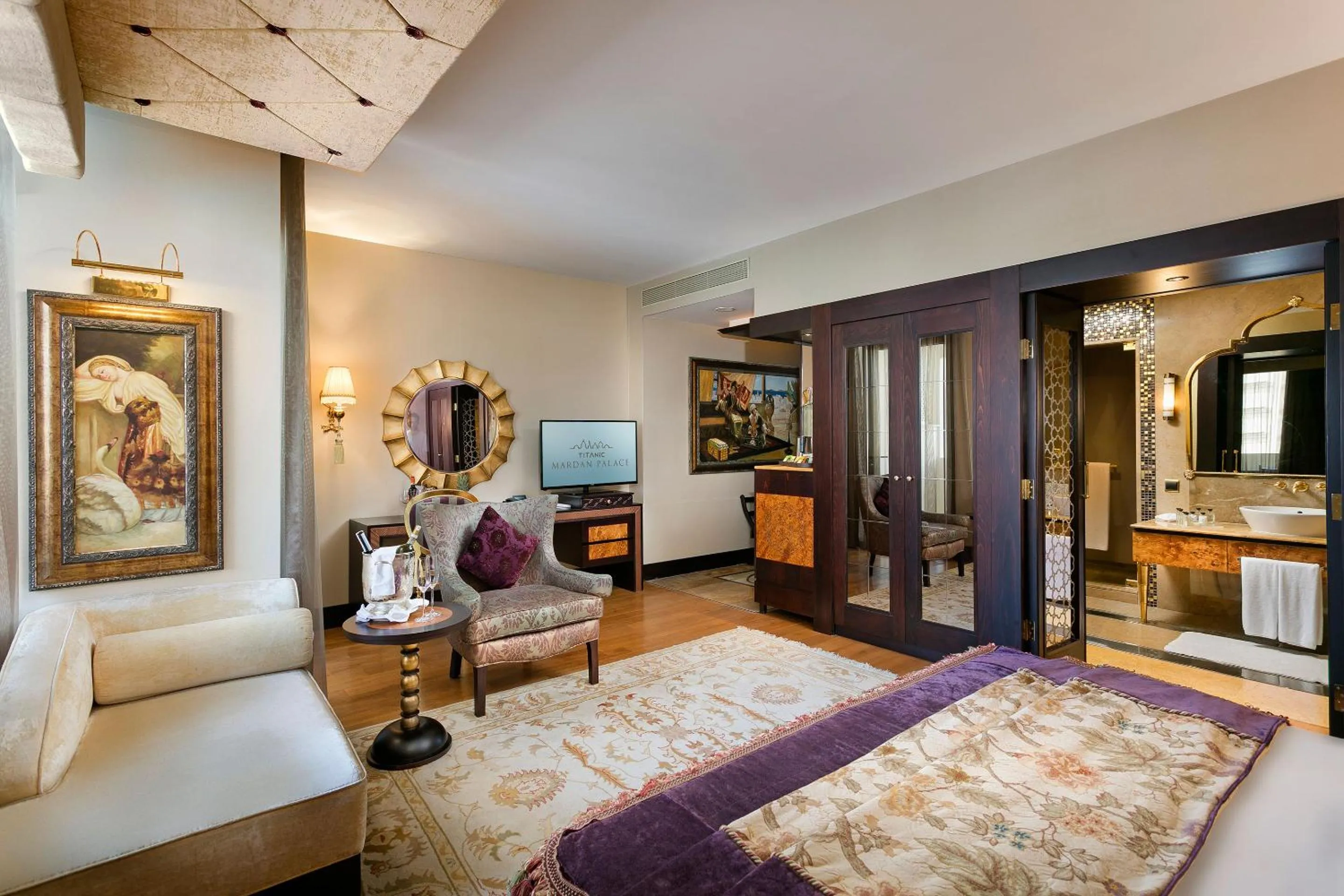 Photo of the whole room, Bed in Titanic Mardan Palace