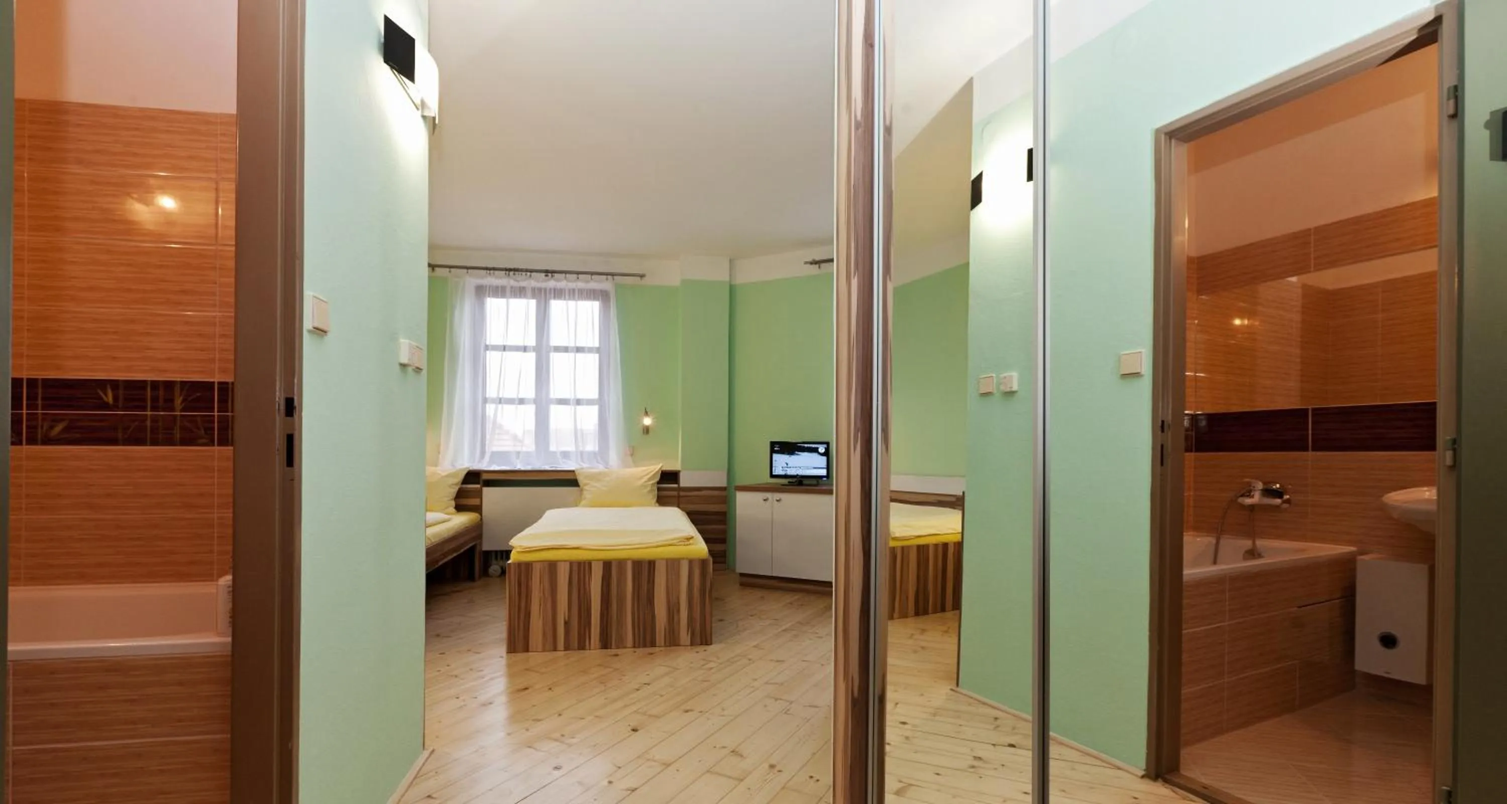 Bedroom, Bed in Hotel N