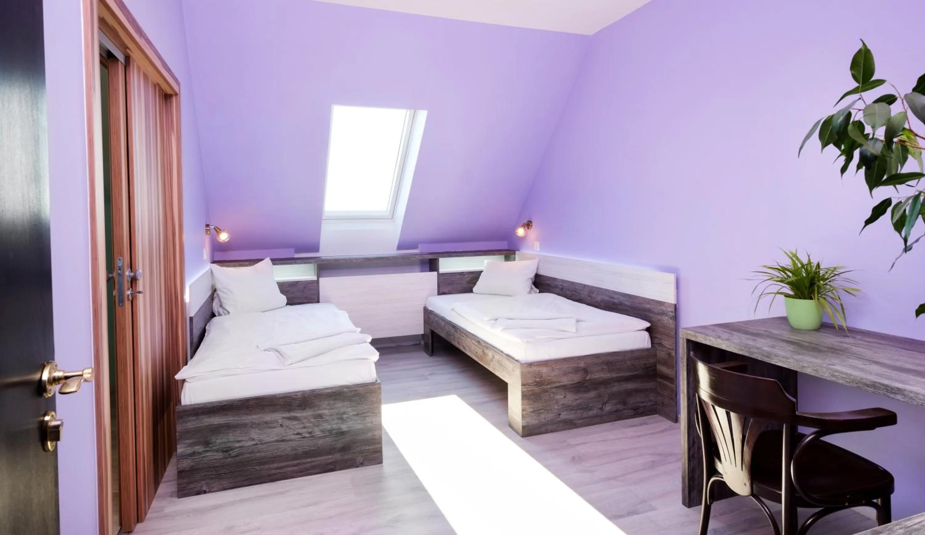 Bedroom, Bed in Hotel N