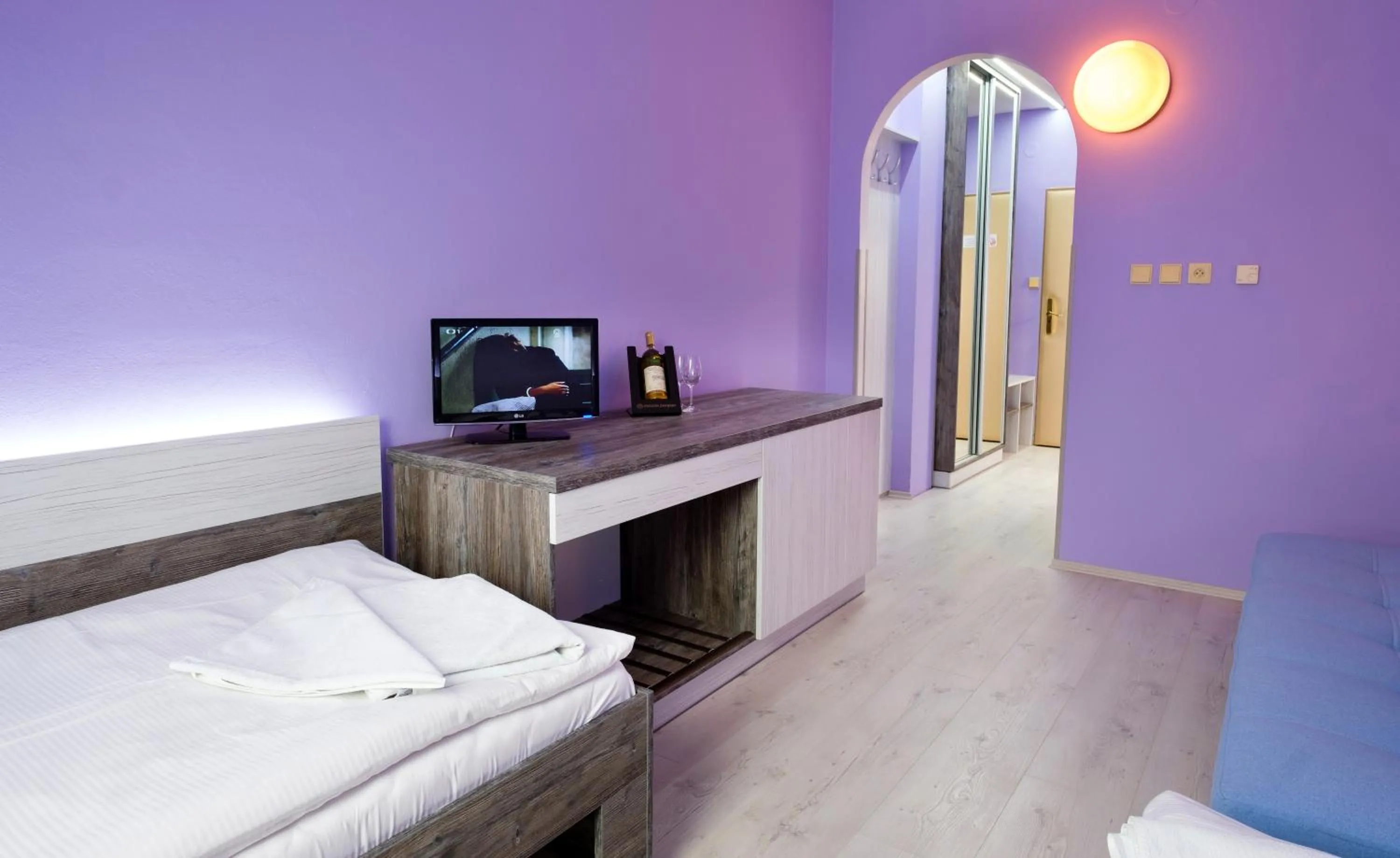 Photo of the whole room, Bed in Hotel N