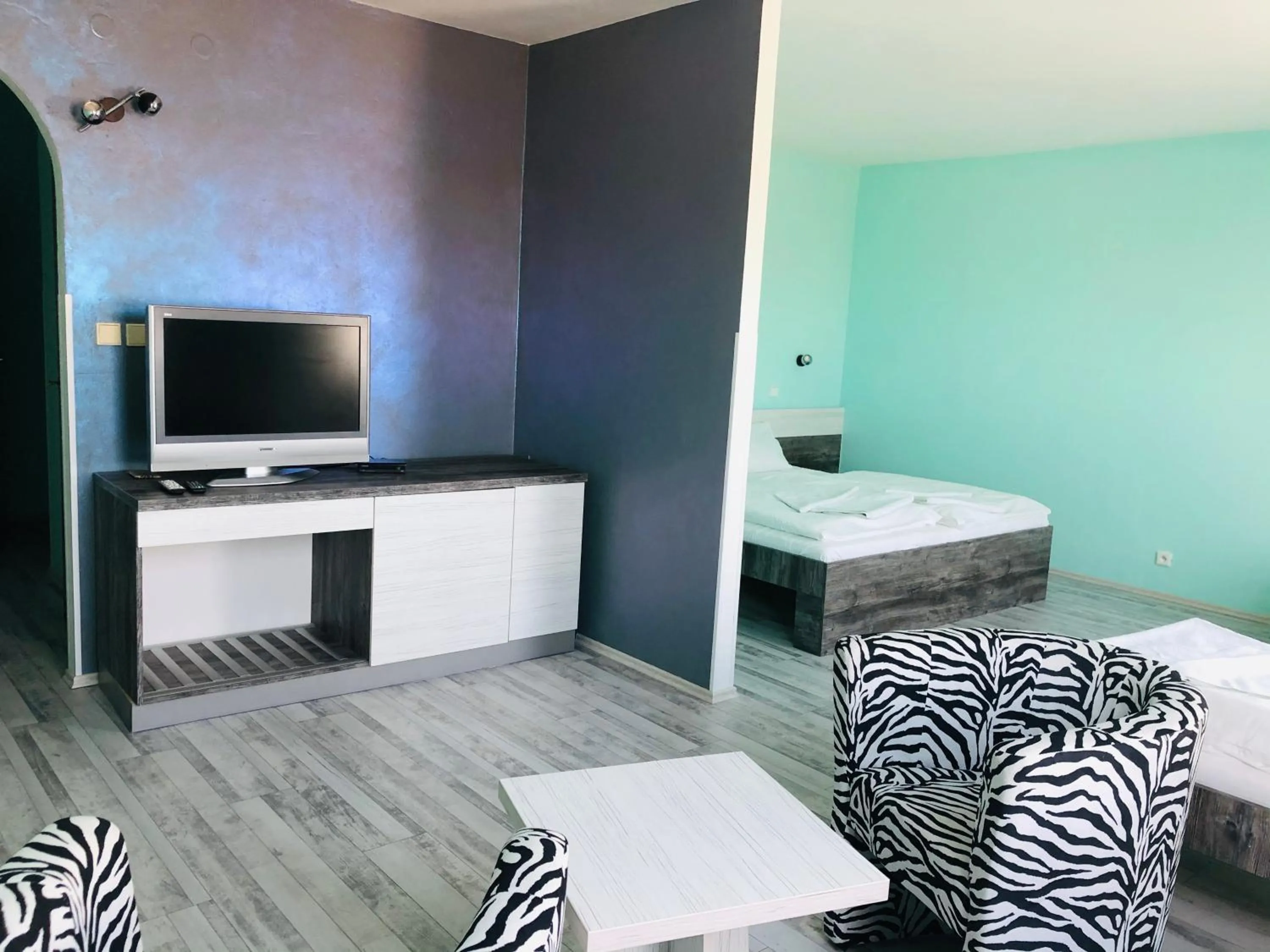 Photo of the whole room, Bed in Hotel N