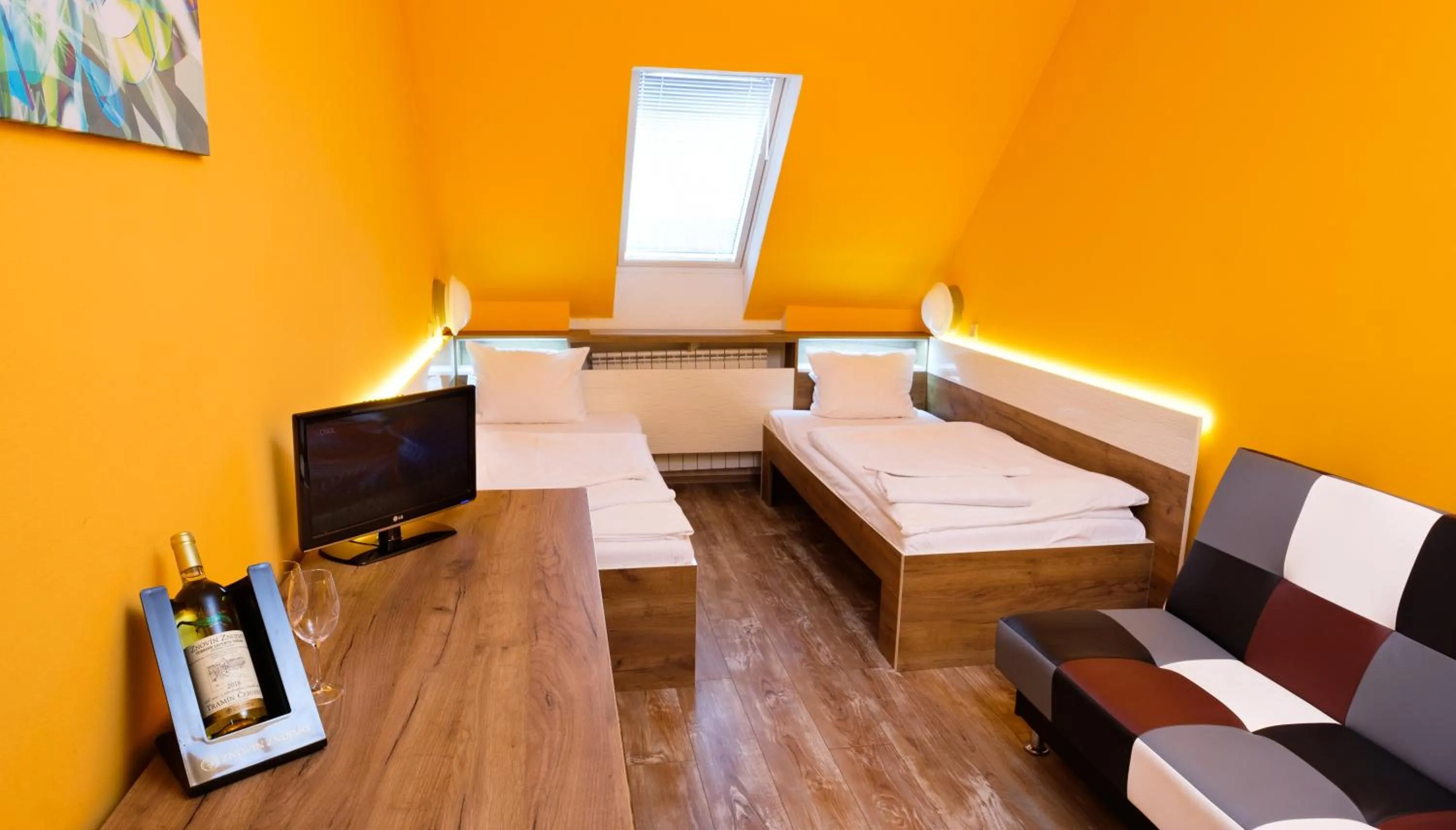 Photo of the whole room in Hotel N