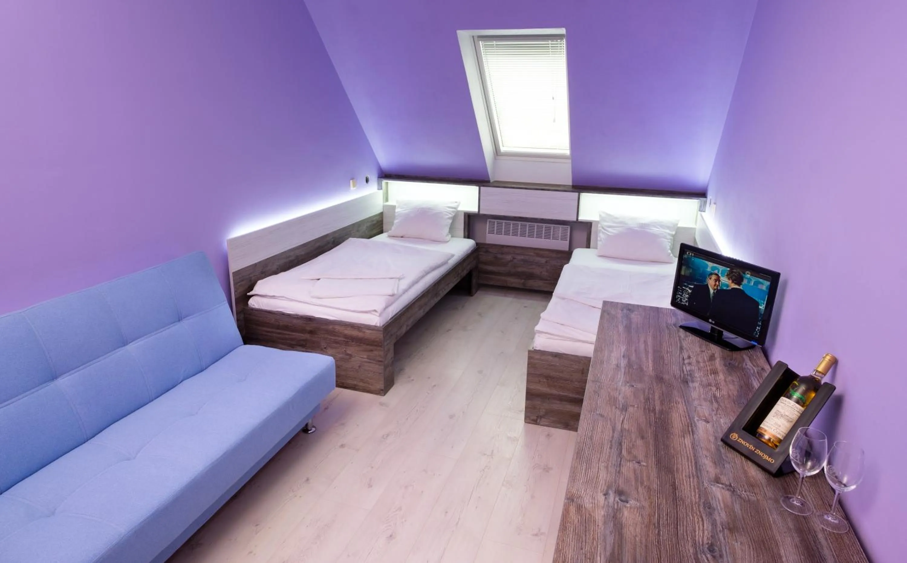 Photo of the whole room in Hotel N