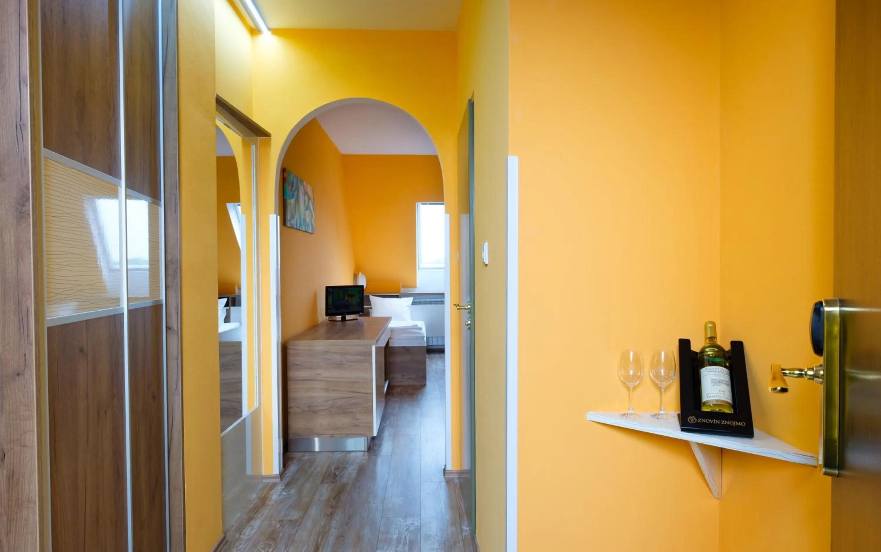 Photo of the whole room in Hotel N