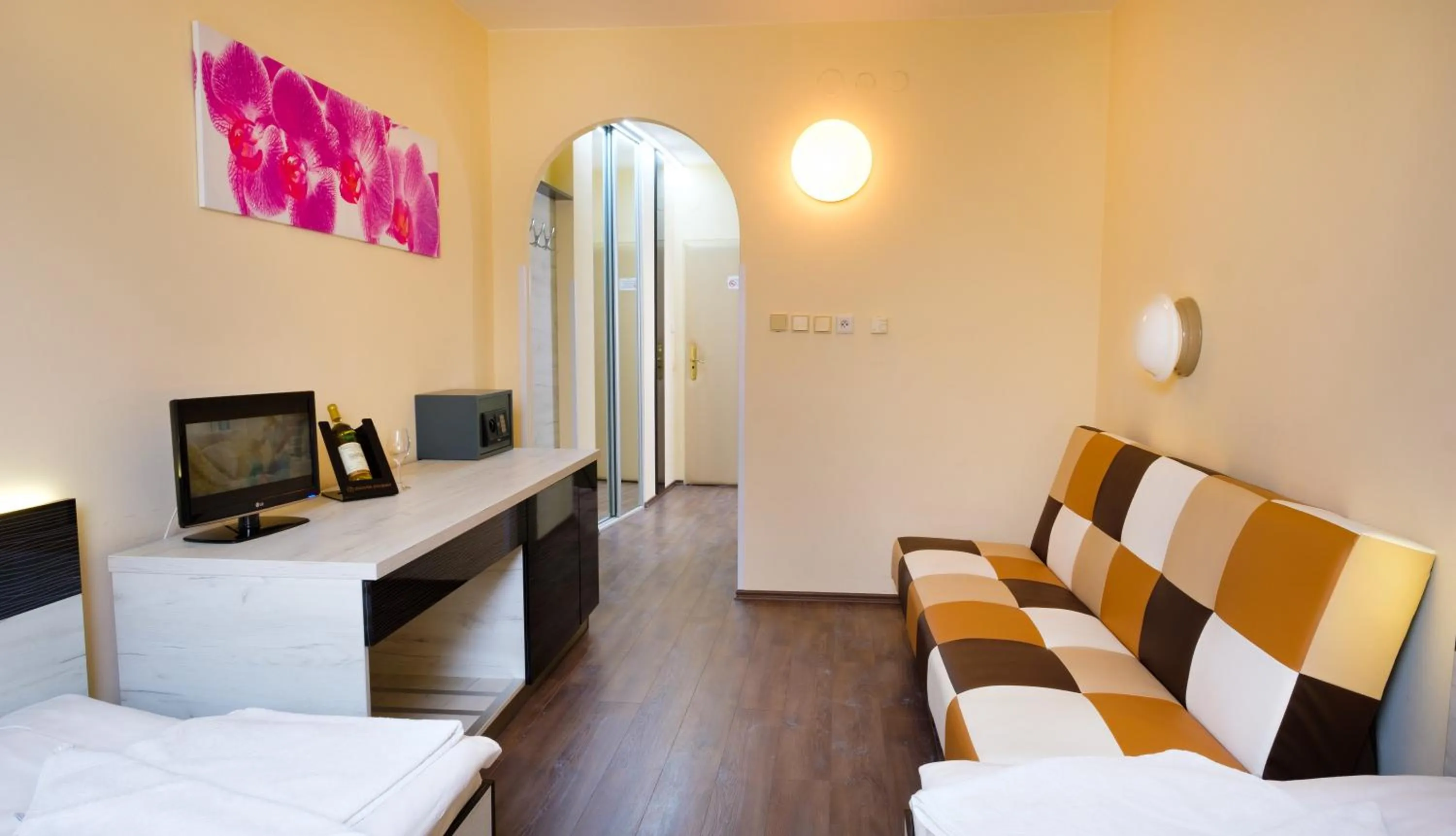 Photo of the whole room, Bed in Hotel N