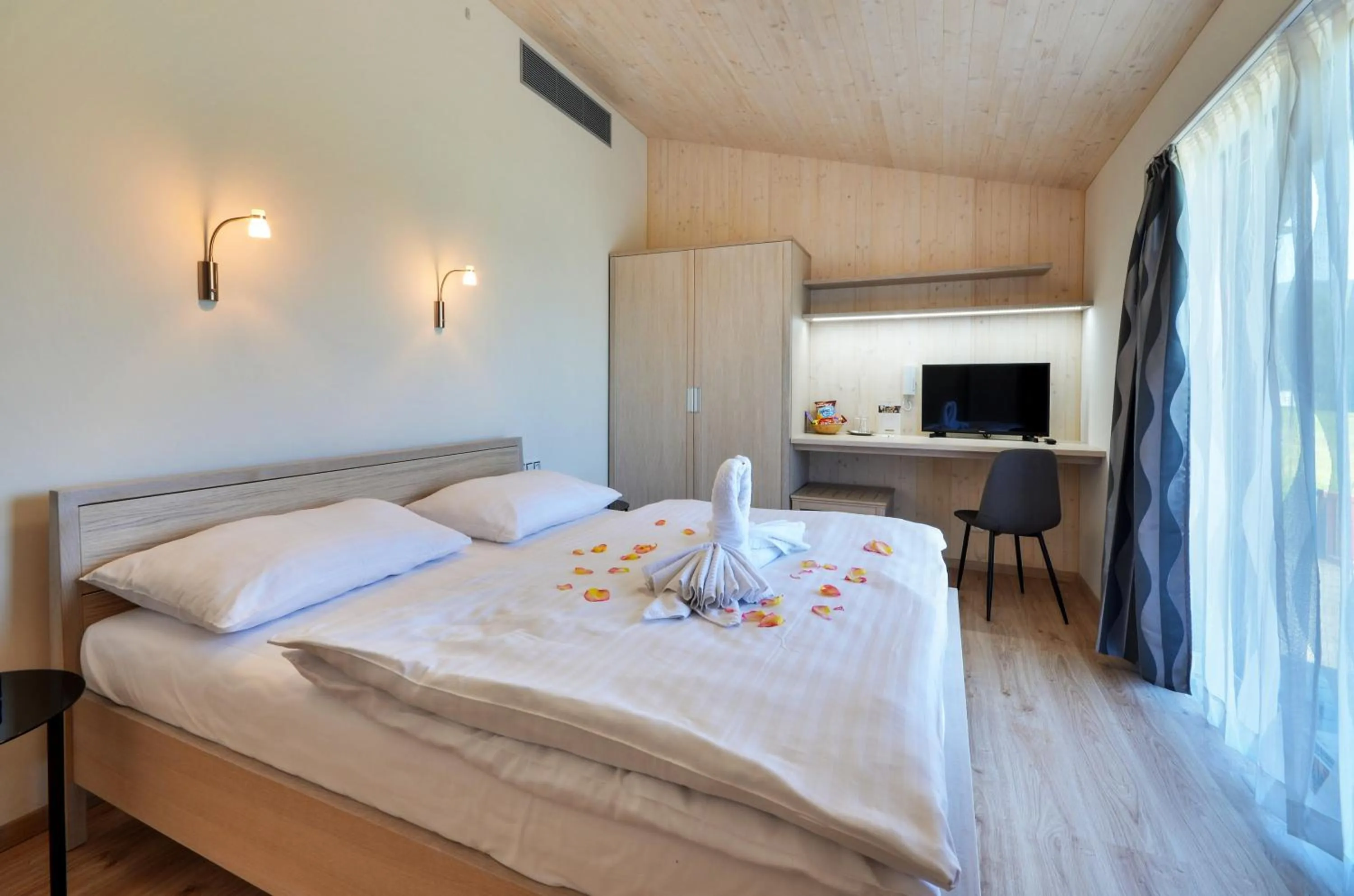 Photo of the whole room, Bed in Green Inn Hotel