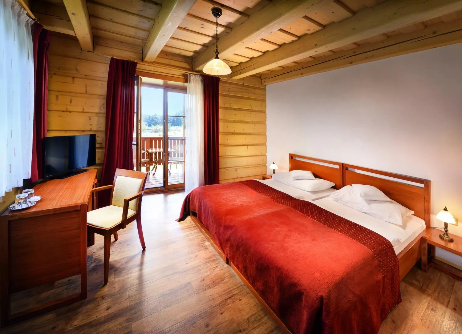 Balcony/Terrace, Bed in Green Inn Hotel