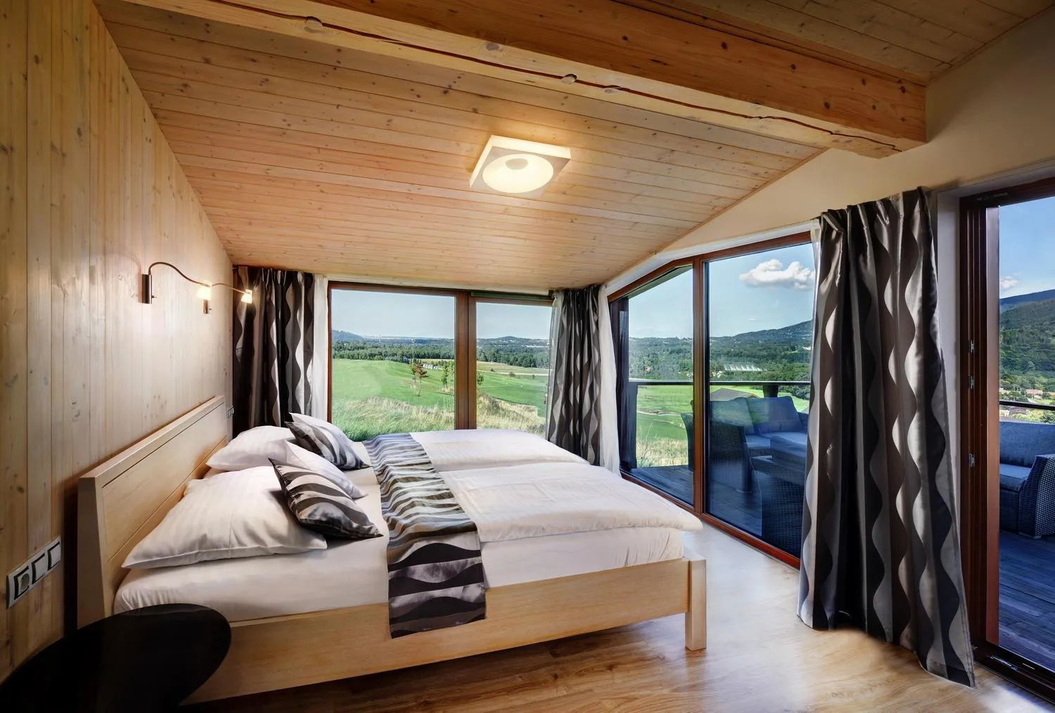 Bed in Green Inn Hotel