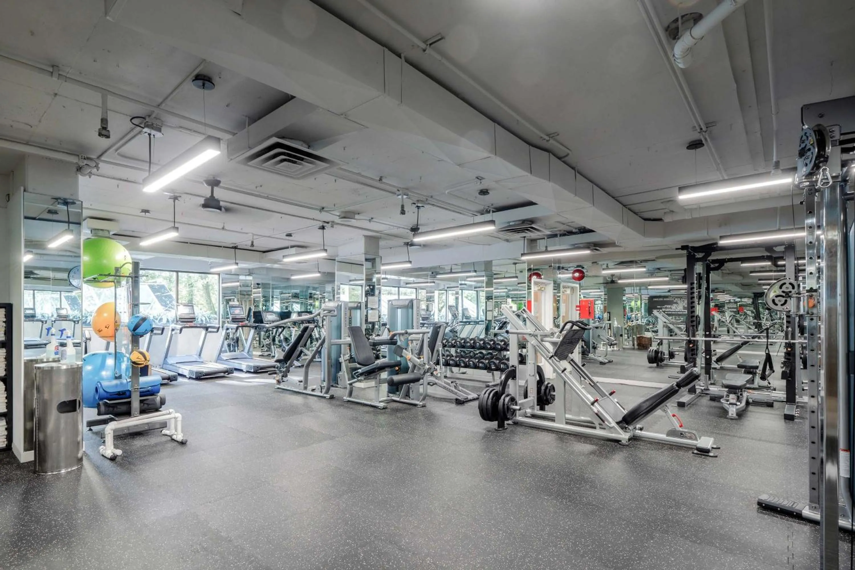 Fitness centre/facilities in La Grande Residence at the Sutton Place Hotel