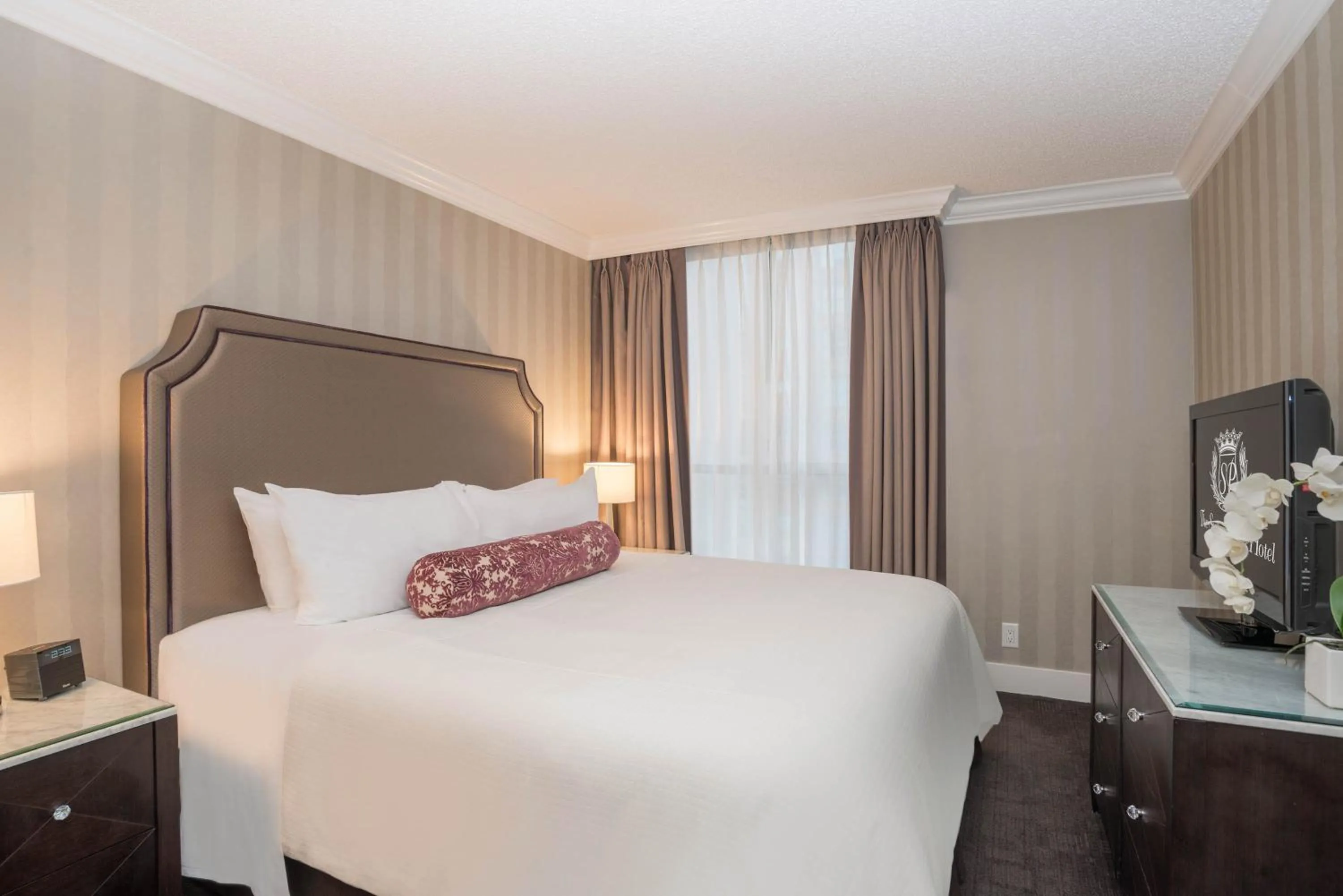 Photo of the whole room, Bed in La Grande Residence at the Sutton Place Hotel