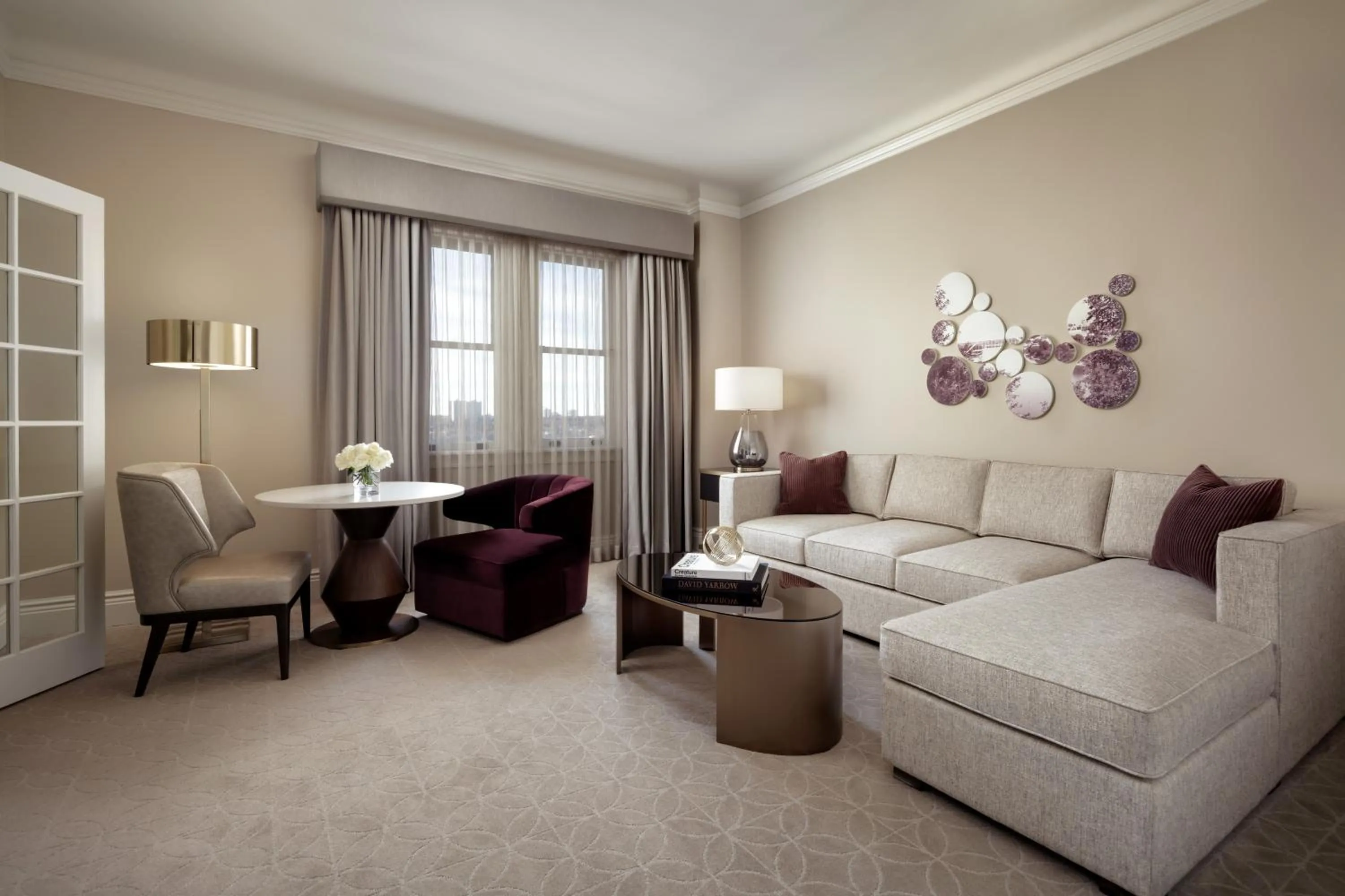 Living room in Fairmont Hotel Macdonald