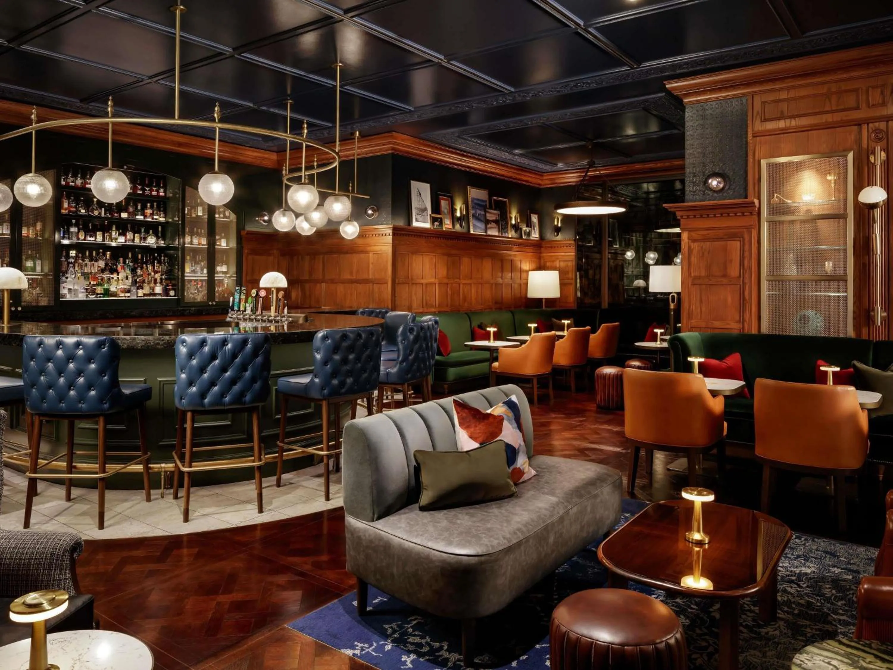 Lounge or bar in Fairmont Hotel Macdonald