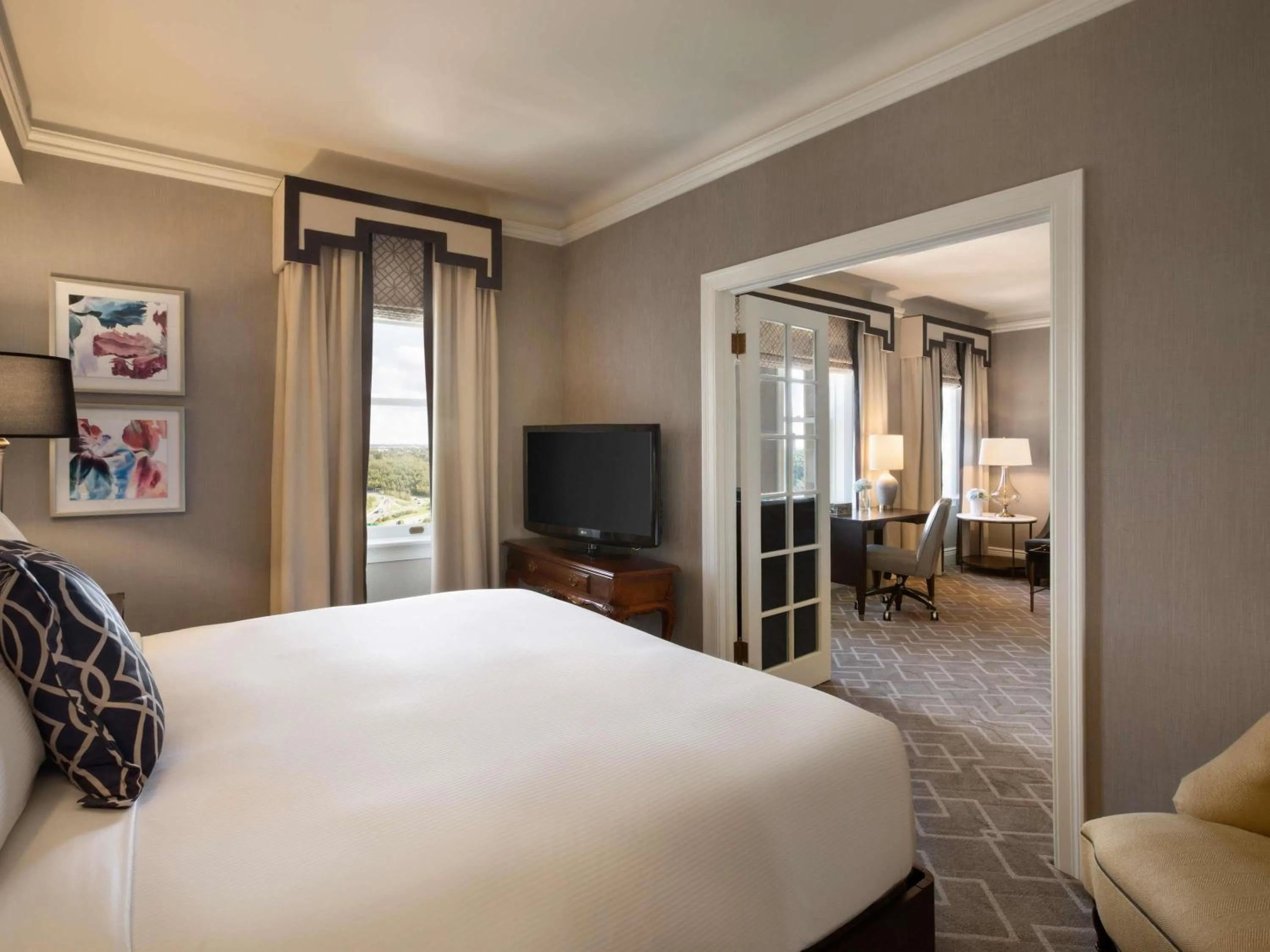 Bedroom, Bed in Fairmont Hotel Macdonald