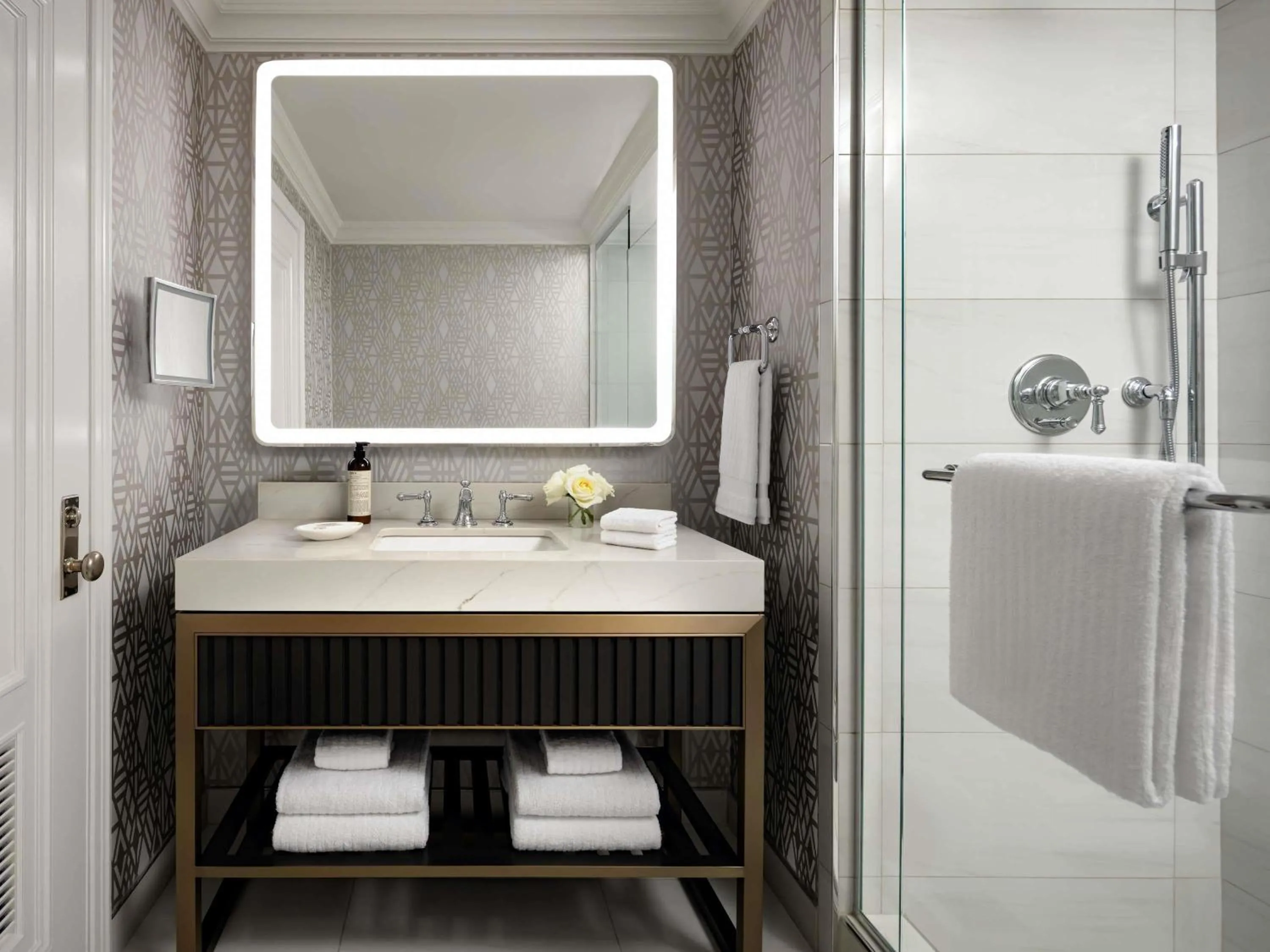 Bedroom in Fairmont Hotel Macdonald