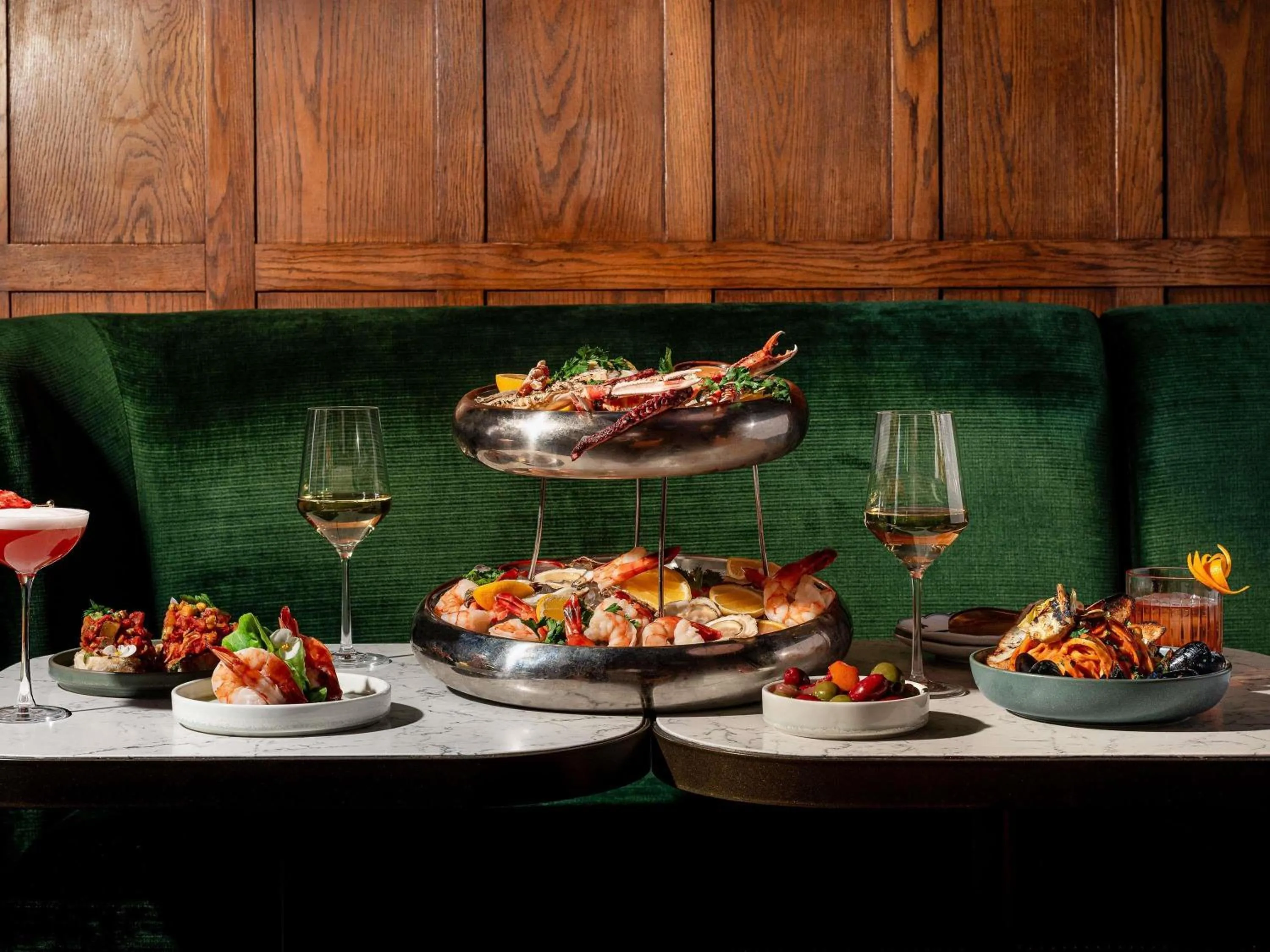 Restaurant/places to eat in Fairmont Hotel Macdonald