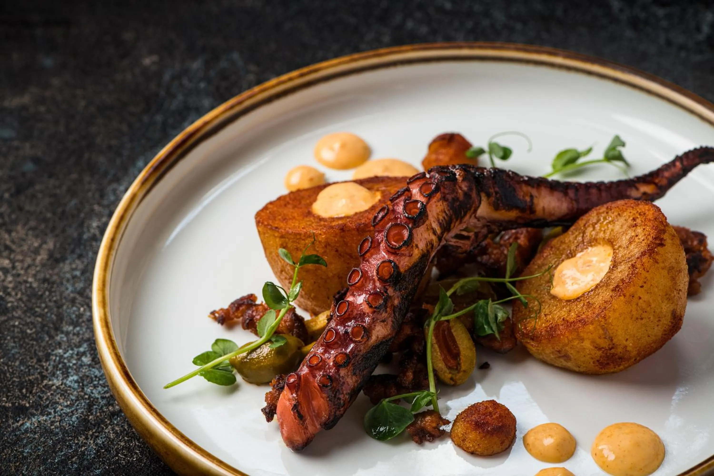 Restaurant/places to eat in Fairmont Hotel Macdonald