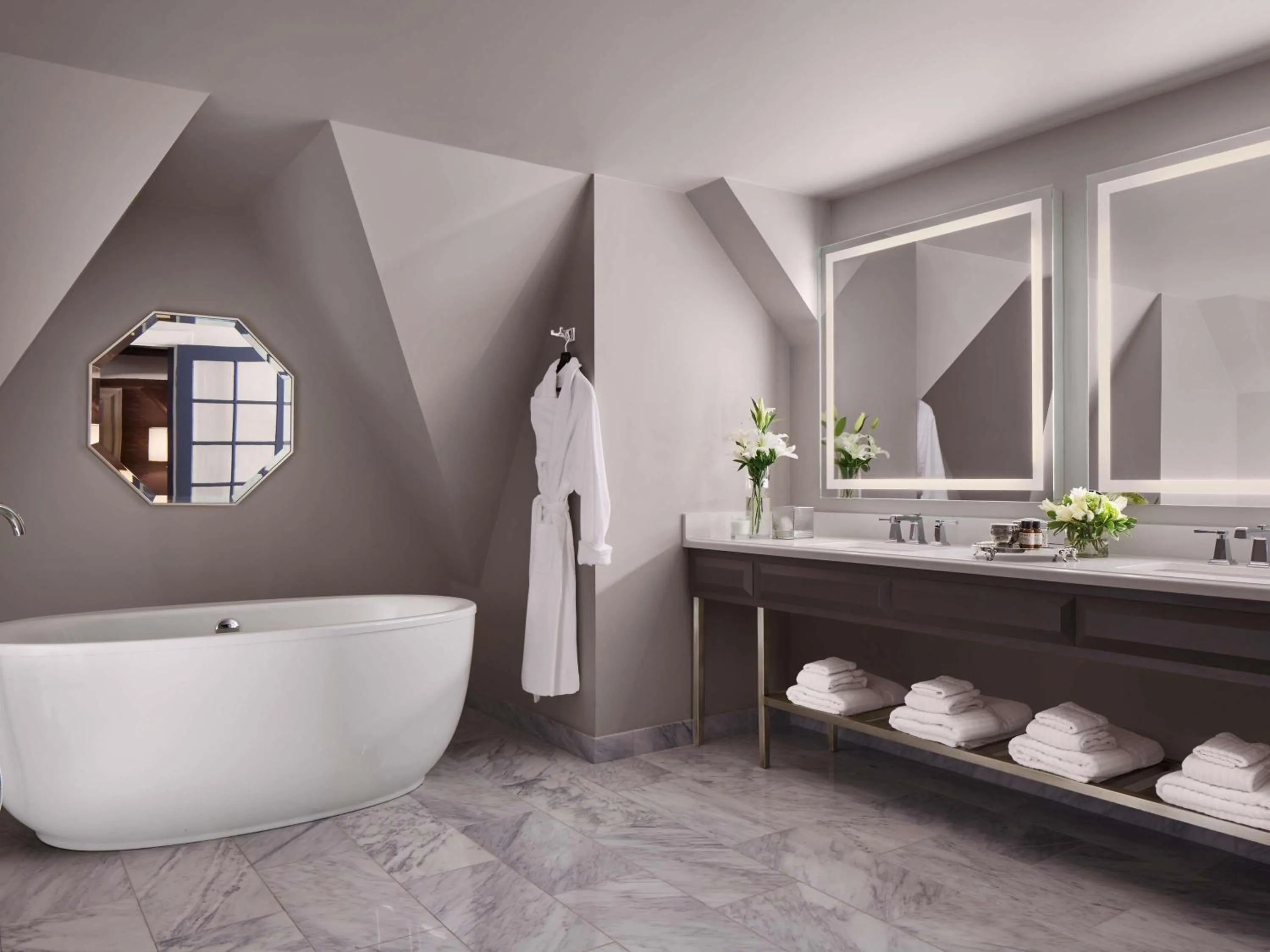 Bedroom in Fairmont Hotel Macdonald